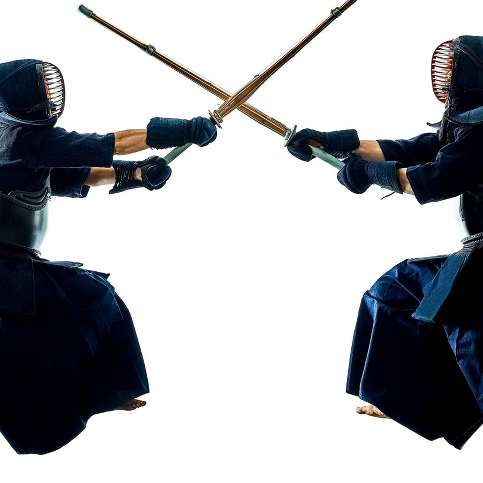 劍道戰士動作中的力量與專注 壁紙 — 兩名身穿深色制服的劍道鬥士在純白背景上進行動態決鬥，刀劍交鋒。