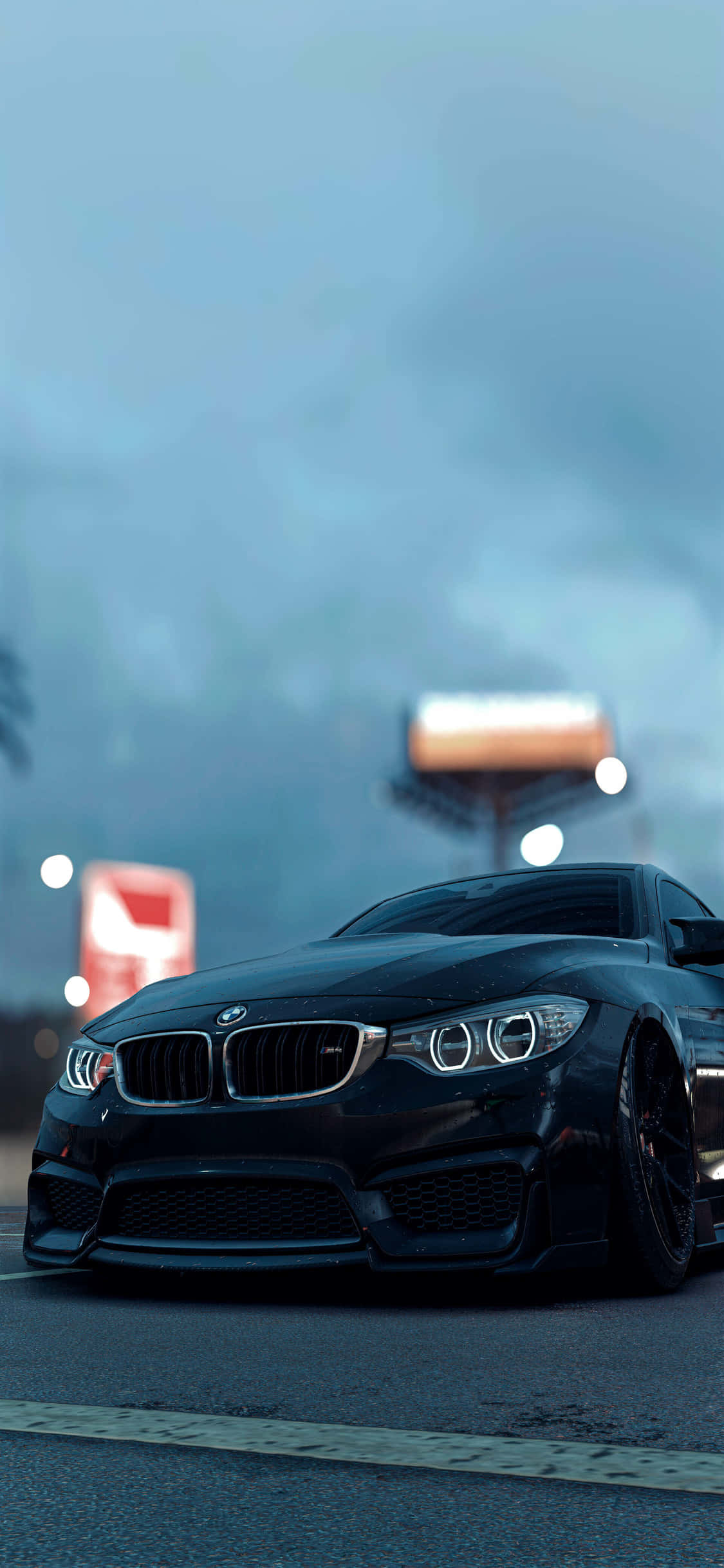 力量、時尚與科技：iPhone X 與 BMW 壁紙 — 一輛時尚的黑色BMW跑車在潮濕的道路上行駛，在憂鬱的黃昏天空下，遠處有發光的廣告牌。