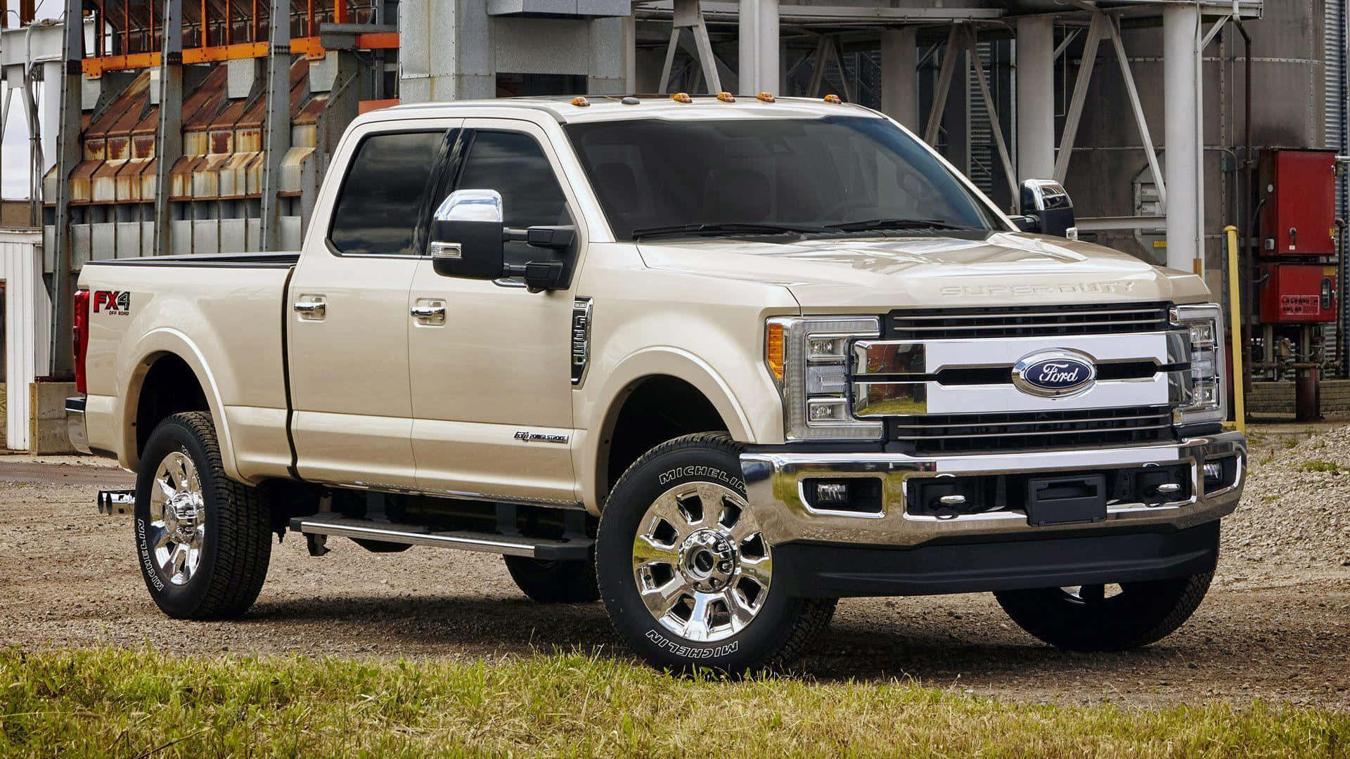奶油色福特F-150 FX4皮卡車停在工業建築附近的礫石上。