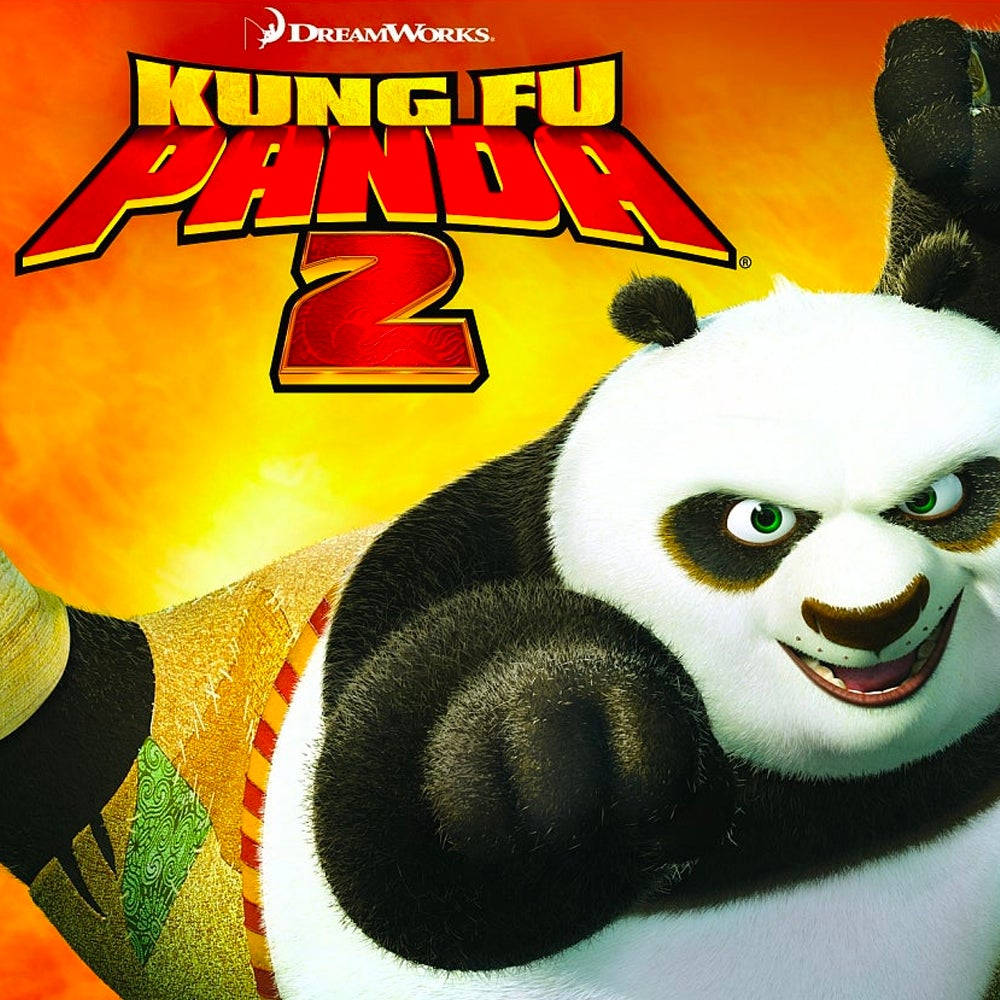 功夫熊貓2 分腿踢 壁紙 — 一隻自信的功夫熊貓在火熱的橙色日落背景下擺出姿勢，並帶有粗體電影標題文字。