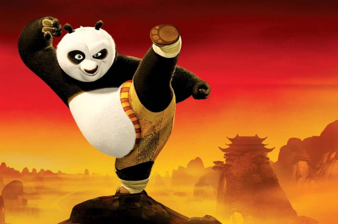 熊貓阿寶在日落時分的山上擺出武術姿勢，背景有寶塔。