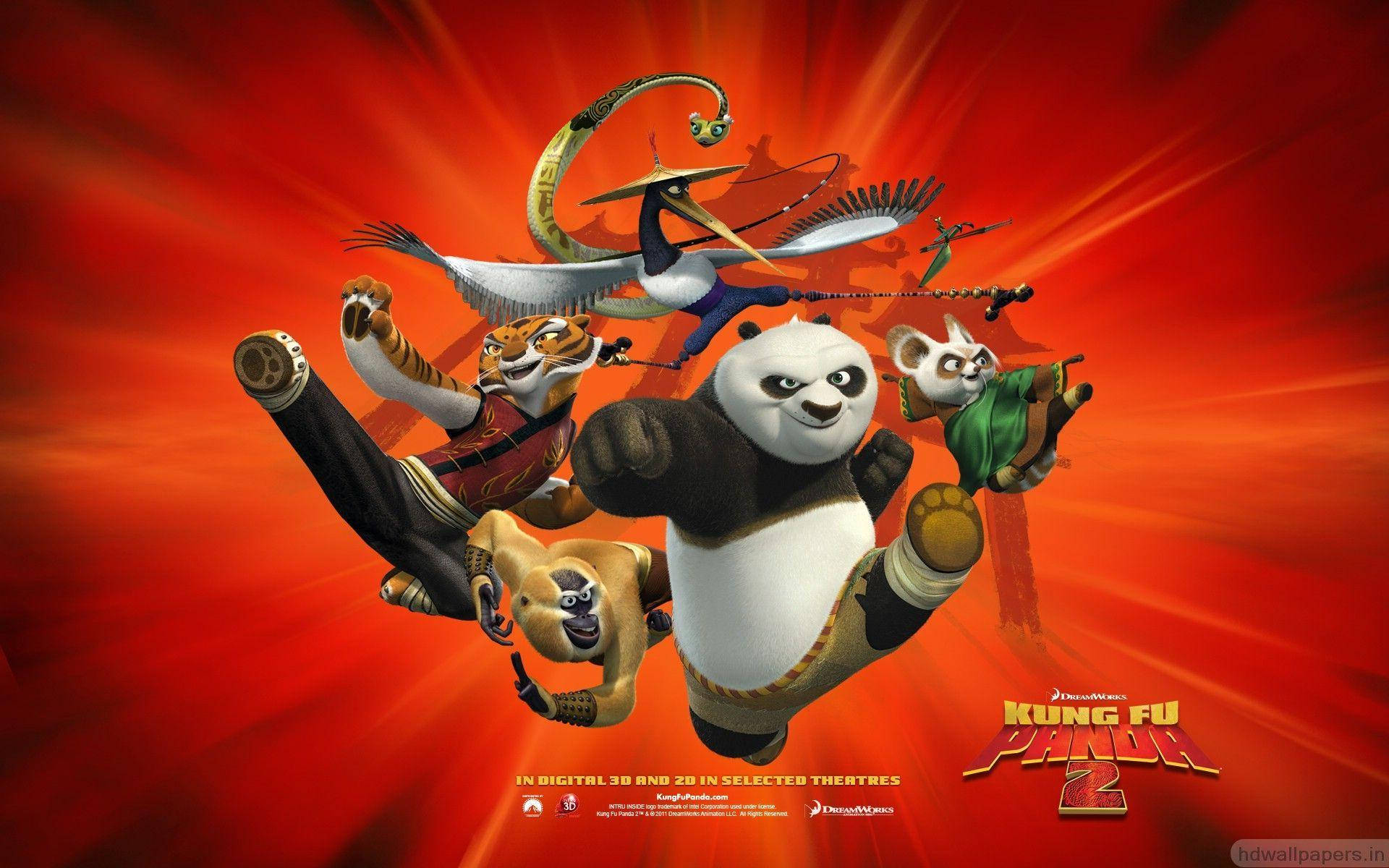 功夫熊貓與五俠躍向你來 壁紙 — 一群動態的動畫武術動物在熾熱的紅色放射狀背景前英勇地擺出姿勢。