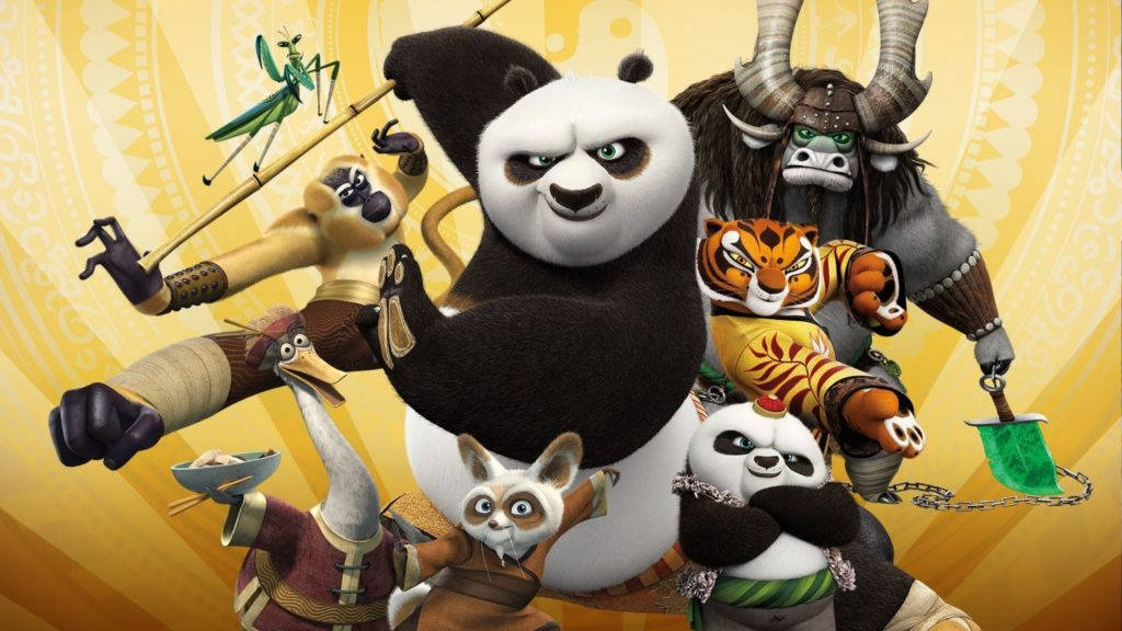 功夫熊貓與其他英雄合照 壁紙 — 一群動態的動畫武術動物在金色圖案背景前英勇地擺出姿勢。