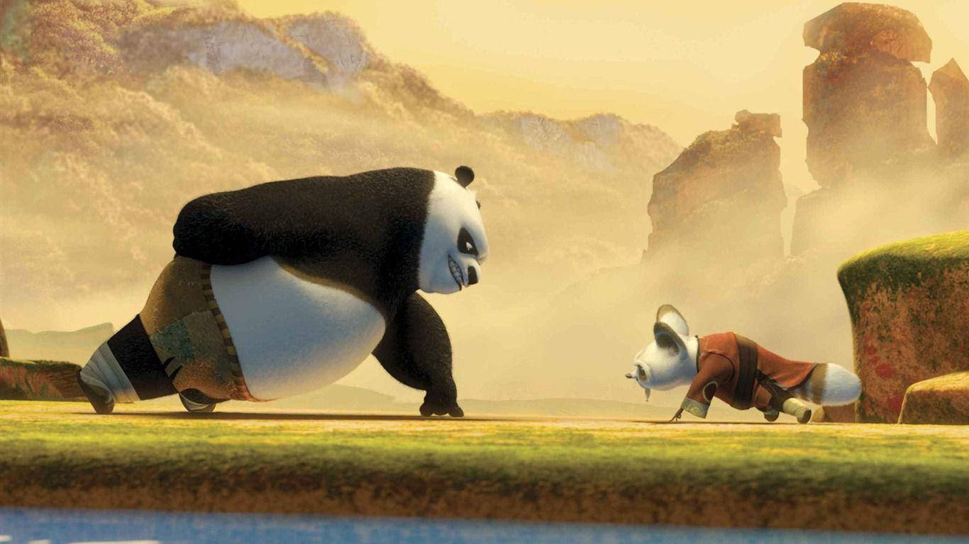 功夫熊貓與師父做俯臥撐 壁紙 — 一隻大熊貓和一隻小狐狸以武術姿勢在長滿草的岩石架上對峙，背景是霧氣瀰漫的山巒。
