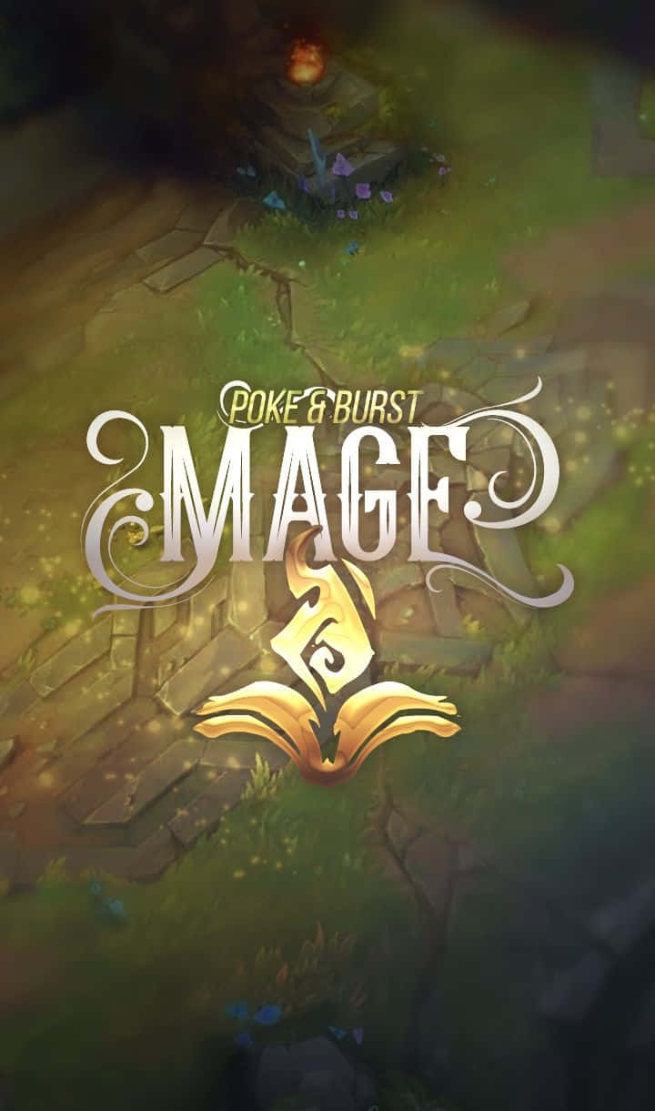 加入 Android《英雄聯盟》的戰鬥吧！ 壁紙 — 一本發光的金色書本，帶有旋轉的符號，擱在神秘森林空地的長滿苔蘚的石徑上。