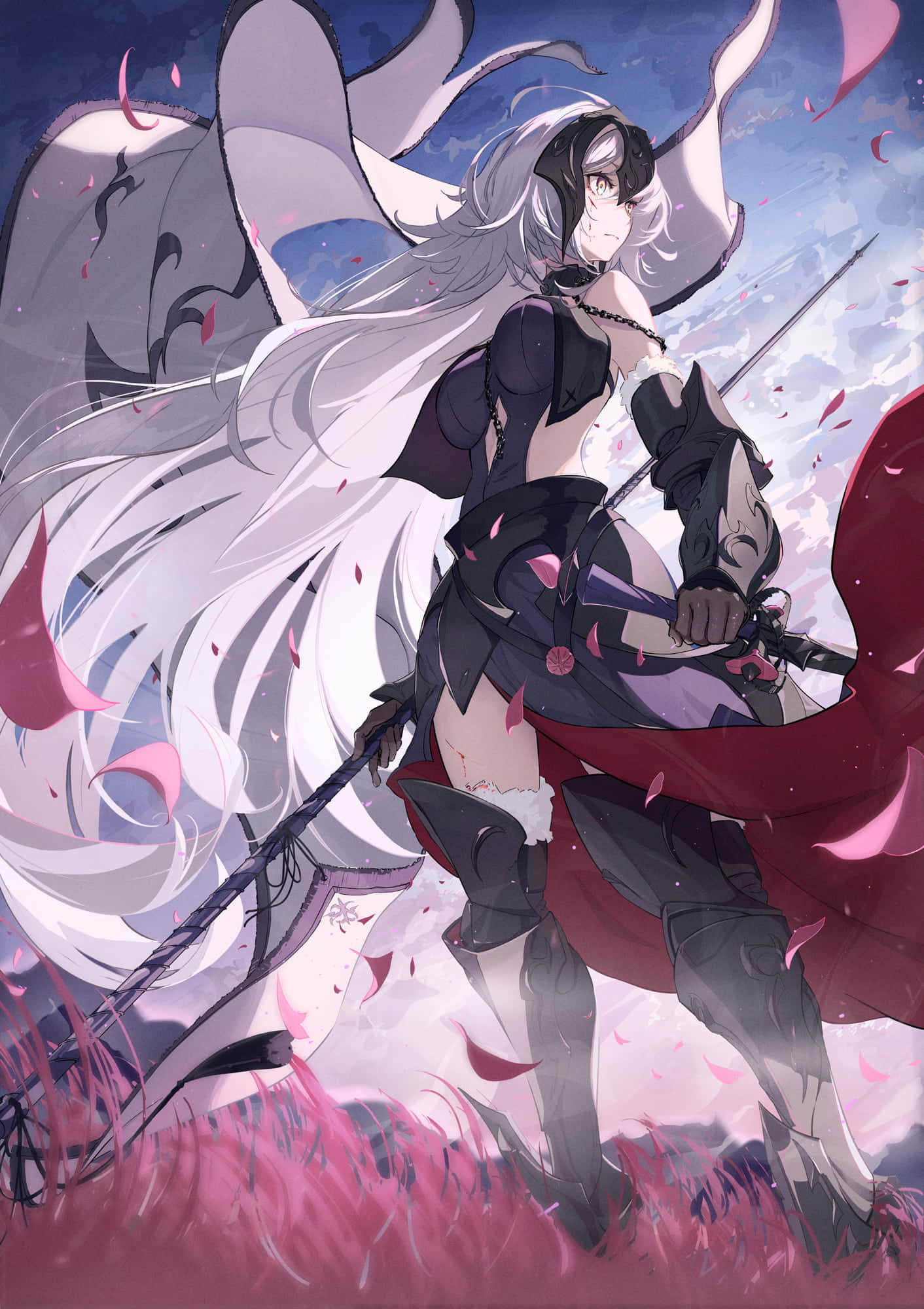 加入《Fate/Grand Order》的冒險 壁紙 — 一位銀髮動漫戰士，身披紅色斗篷，手持劍，站在風暴天空下飄落的粉紅色花瓣中。
