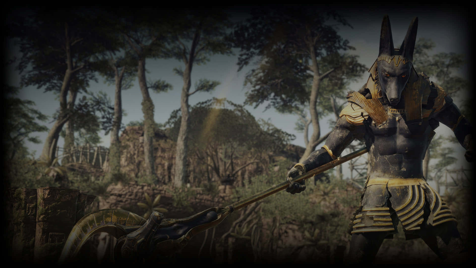 加入 Strange Brigade，展開刺激冒險！ 壁紙 — 一位埃及胡狼頭戰士身穿金色盔甲，在茂密森林環繞的古老廢墟中揮舞著法杖。