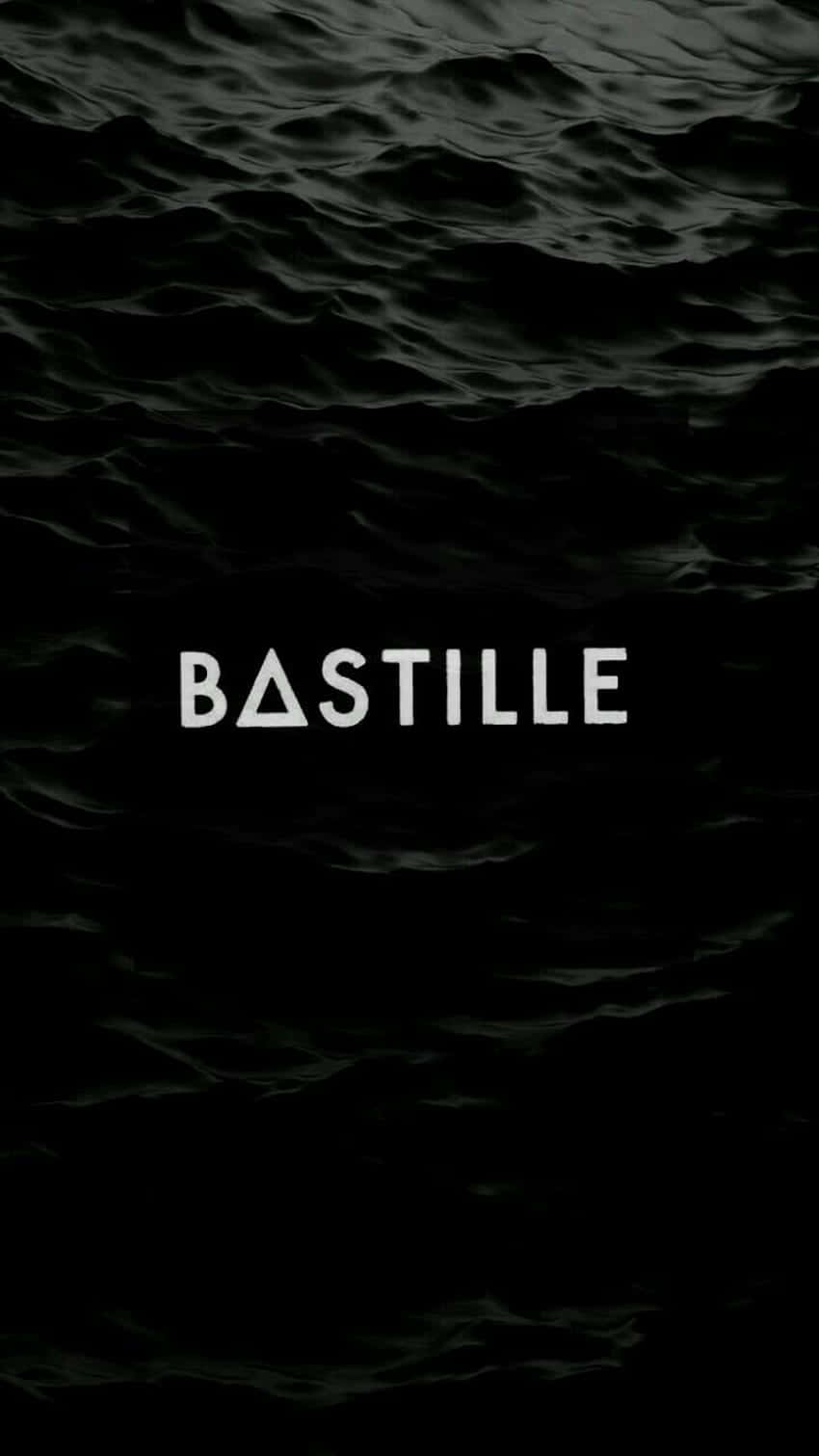 加入Bastille日慶祝行列 壁紙 — 深色漣漪水面上，白色文字「BASTILLE」居中顯示在黑色背景上。
