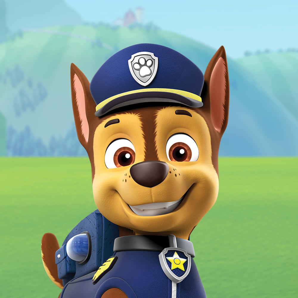 一隻微笑的卡通警犬穿著制服站在草地上。
