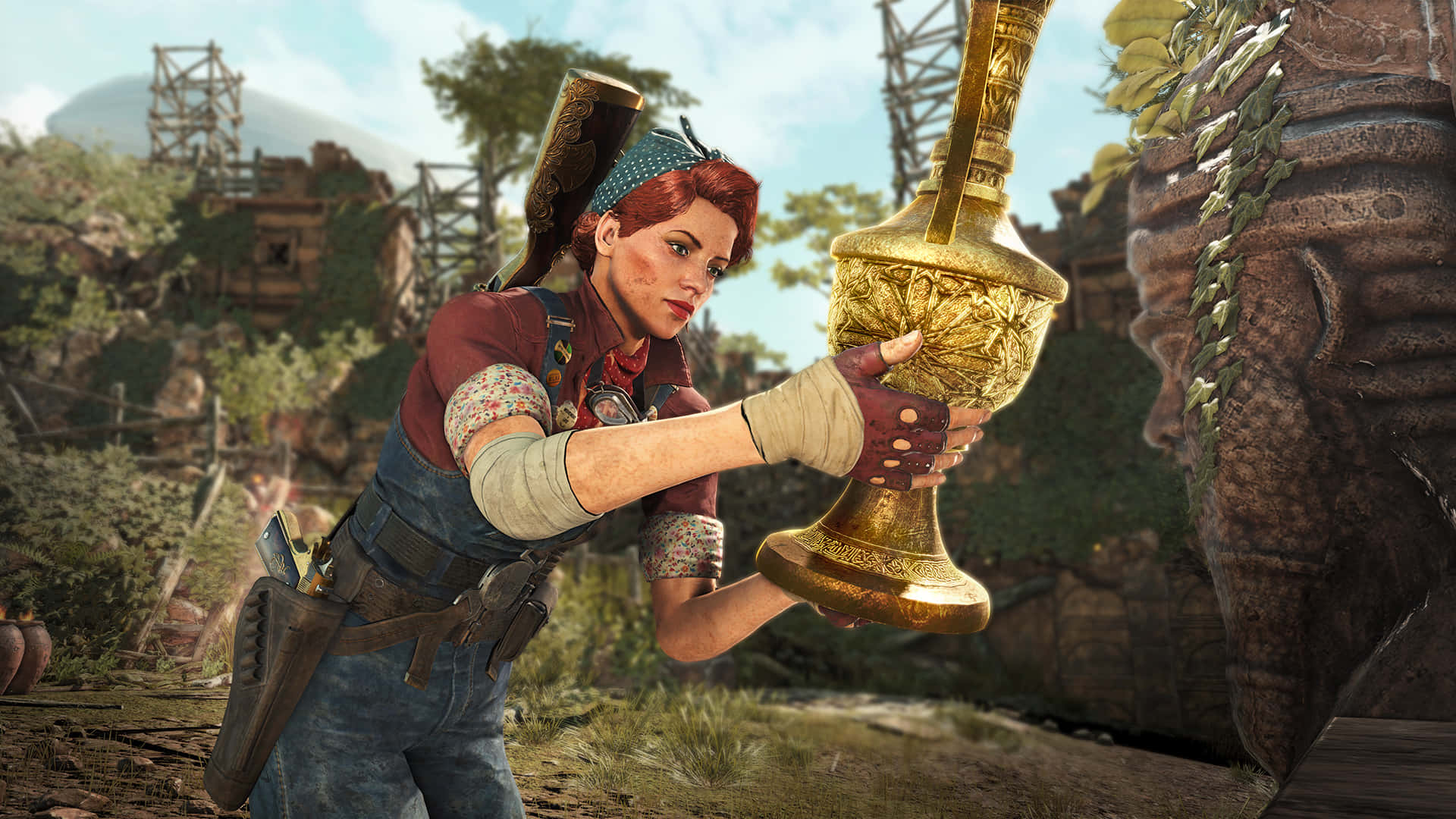 加入Strange Brigade，展開世界冒險！ 壁紙 — 一位紅髮冒險家穿著工裝褲，在明亮的日光下，於雜草叢生的廢墟中緊握著一個金色華麗獎盃。