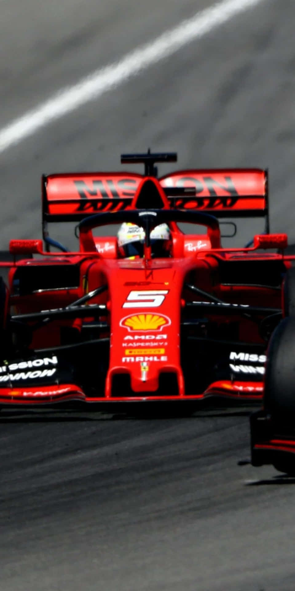 紅色法拉利F1賽車在日間比賽中於賽道上疾馳。