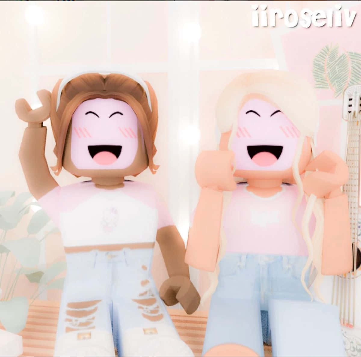 加入我們，在Roblox BFF中結交終生好友！ 壁紙 — 兩個快樂的Roblox頭像，帶有粉紅色腮紅和寬闊的笑容，在一個有植物和結他的粉彩粉紅色房間裡愉快地擺姿勢。