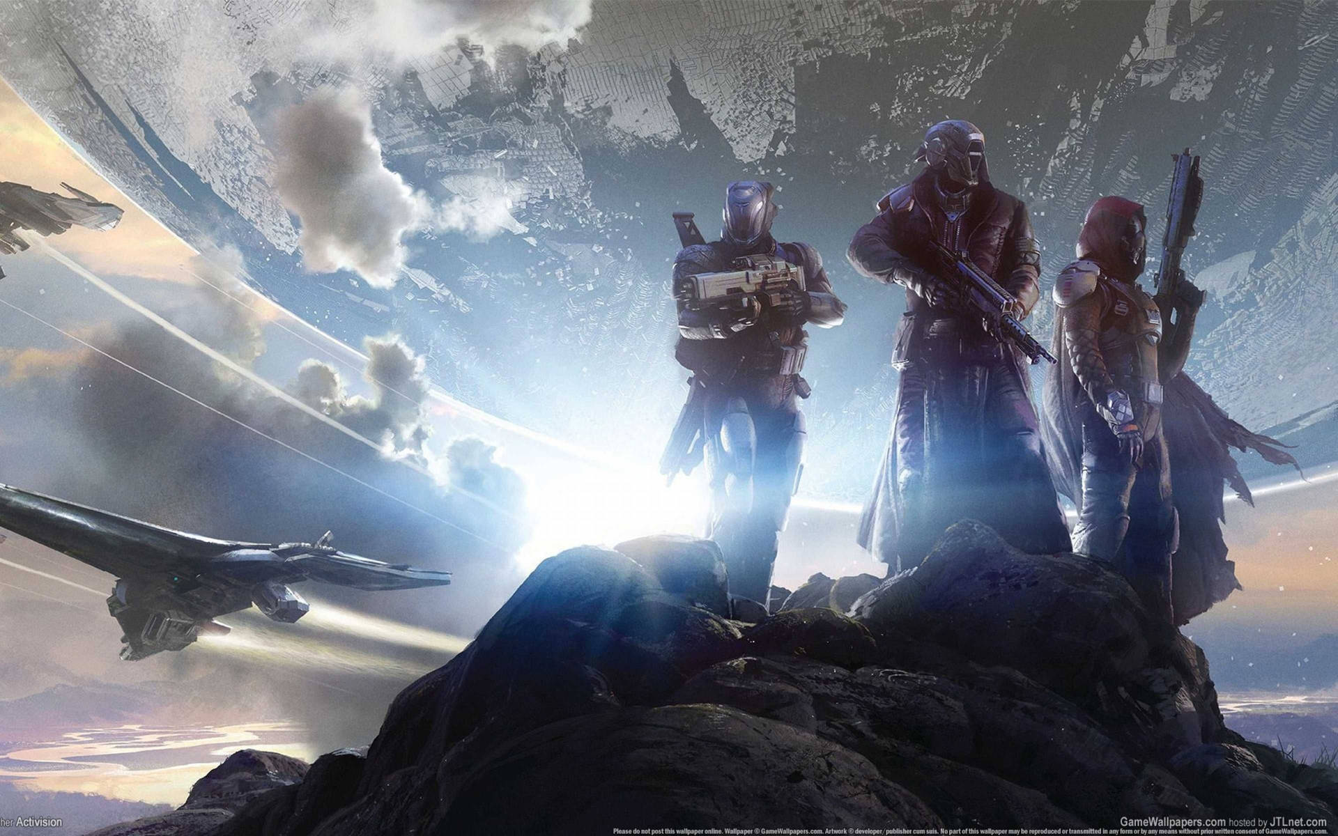三名裝甲士兵在岩石行星上，身後有飛船和發光的太陽。
