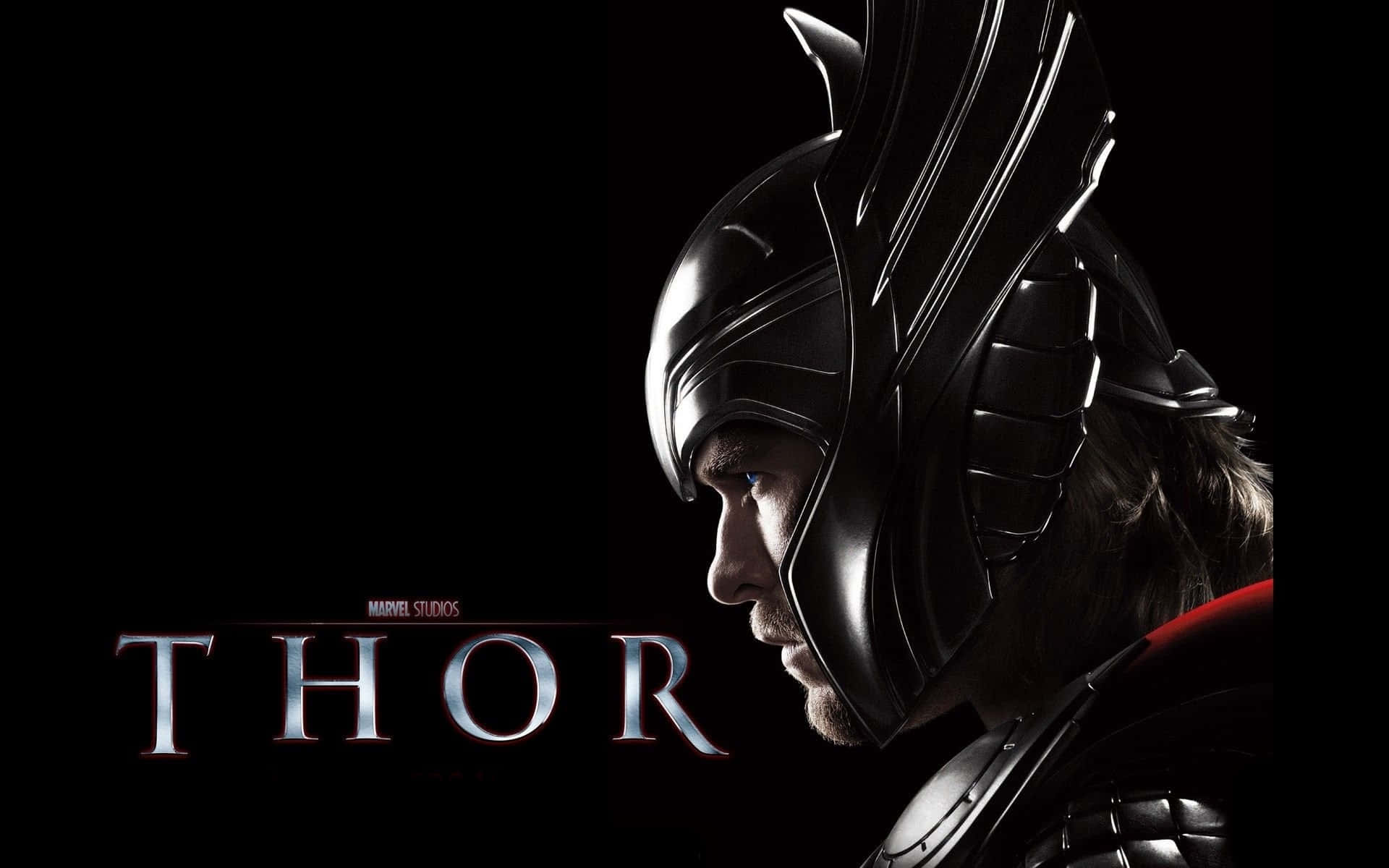 加入漫威團隊！ 壁紙 — Thor 身穿黑色盔甲，在黑暗背景下的戲劇性側面輪廓，下方是發光的標題 Thor。