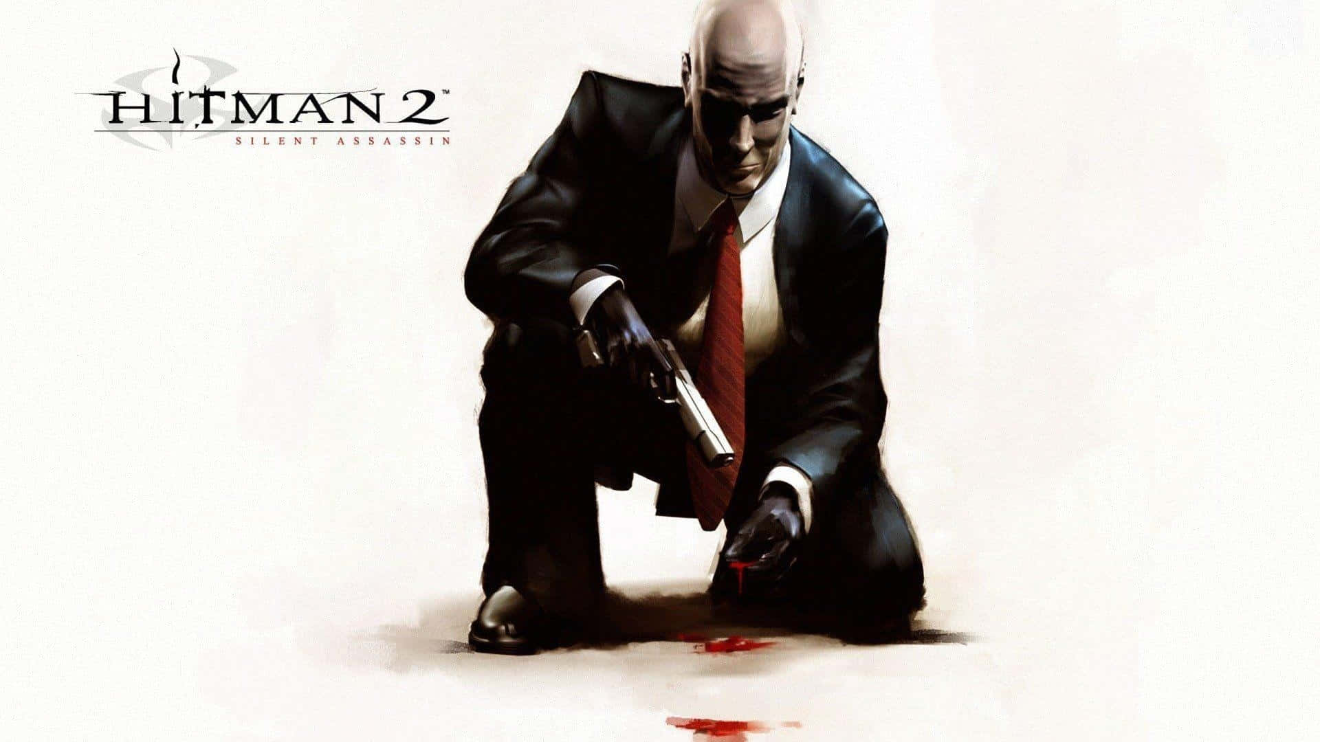 加入特工47，體驗《Hitman 2》新任務 壁紙 — 一個光頭殺手穿著黑色西裝和紅色領帶，蹲下拿著槍，地上有血。