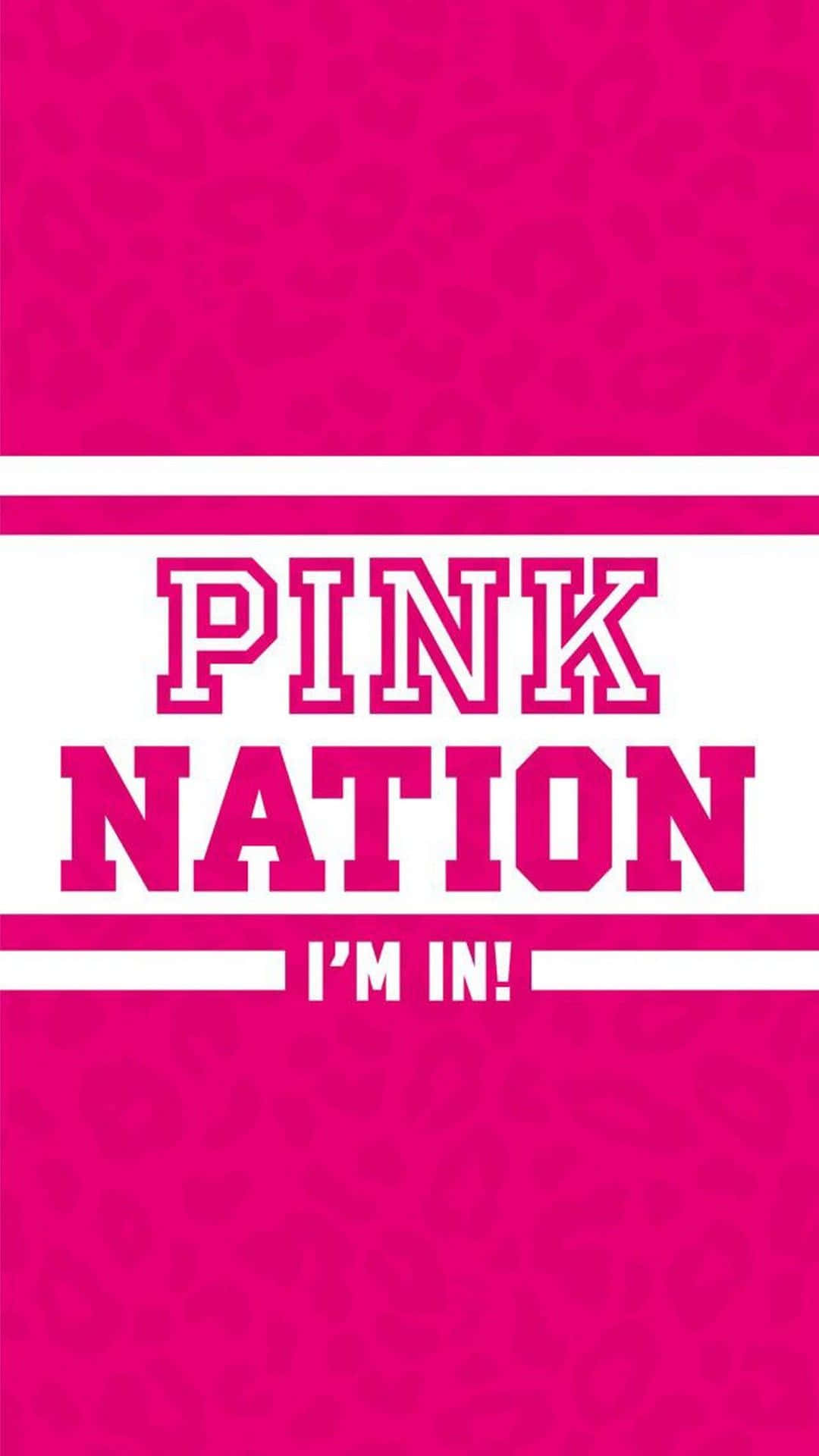 粉紅色豹紋背景，帶有白色條紋和粗體粉紅色文字，寫著 PINK NATION I'M IN!