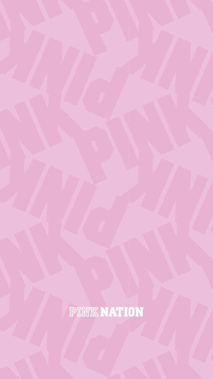 粉紅色背景，帶有重複文字圖案和「PINK NATION」標誌。