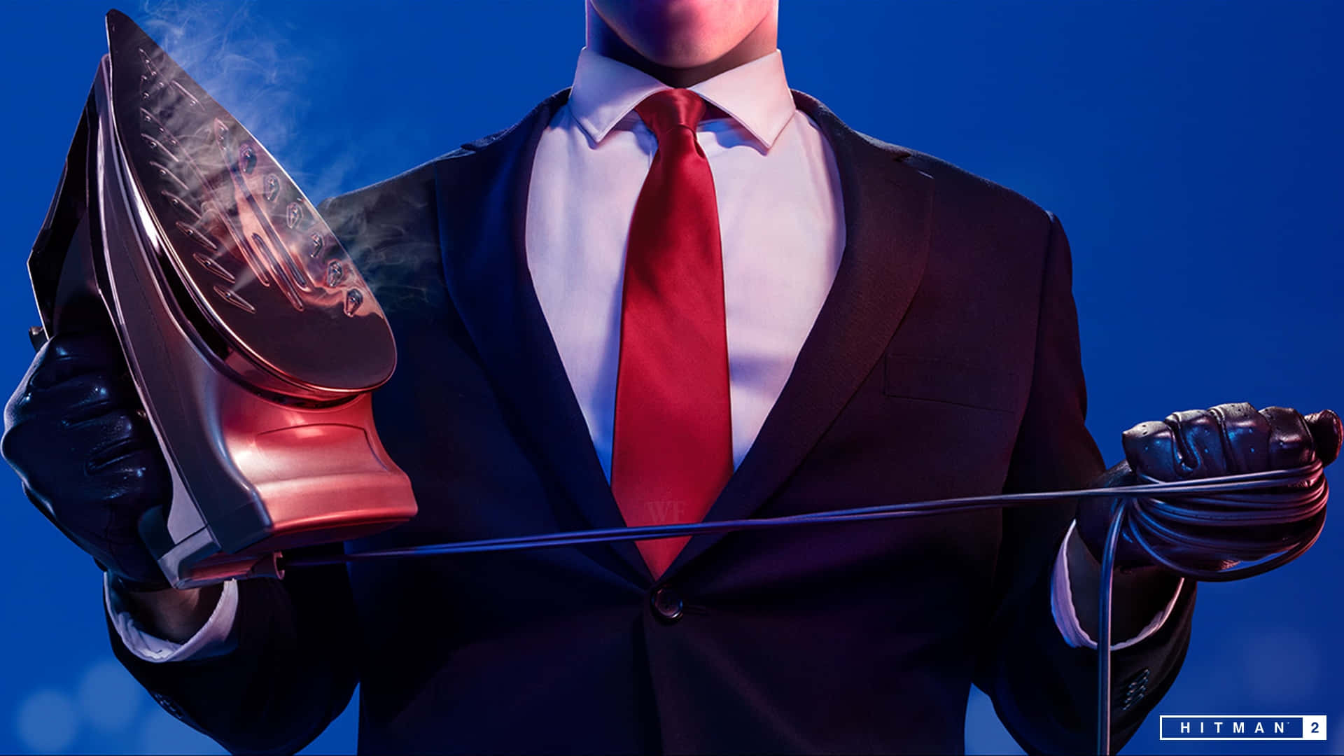 加入阿賈克斯在《Hitman 2》中的下一個任務。 壁紙 — 一名身穿西裝、打紅色領帶的男子，在藍色背景前拿著冒蒸氣的熨斗和電線。