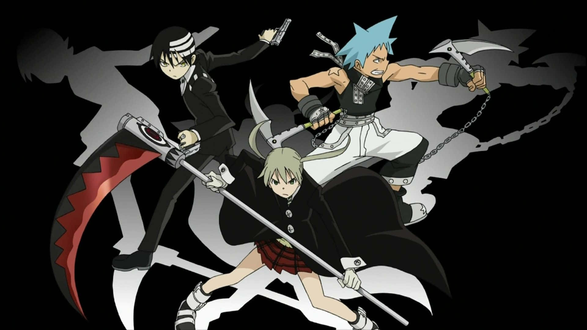 加入馬卡與索爾的《Soul Eater》世界 壁紙 — 三個動漫角色在黑色背景上以灰色運動軌跡呈現動態戰鬥姿勢，手持武器。