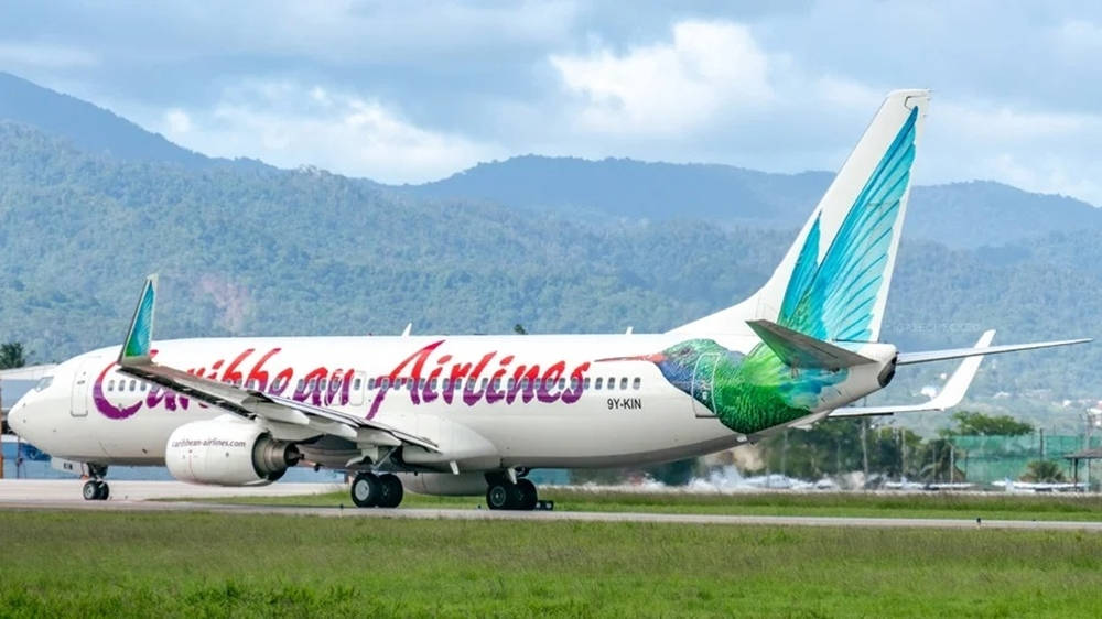 加勒比航空飛機，蜂鳥設計，跑道，靠近山脈