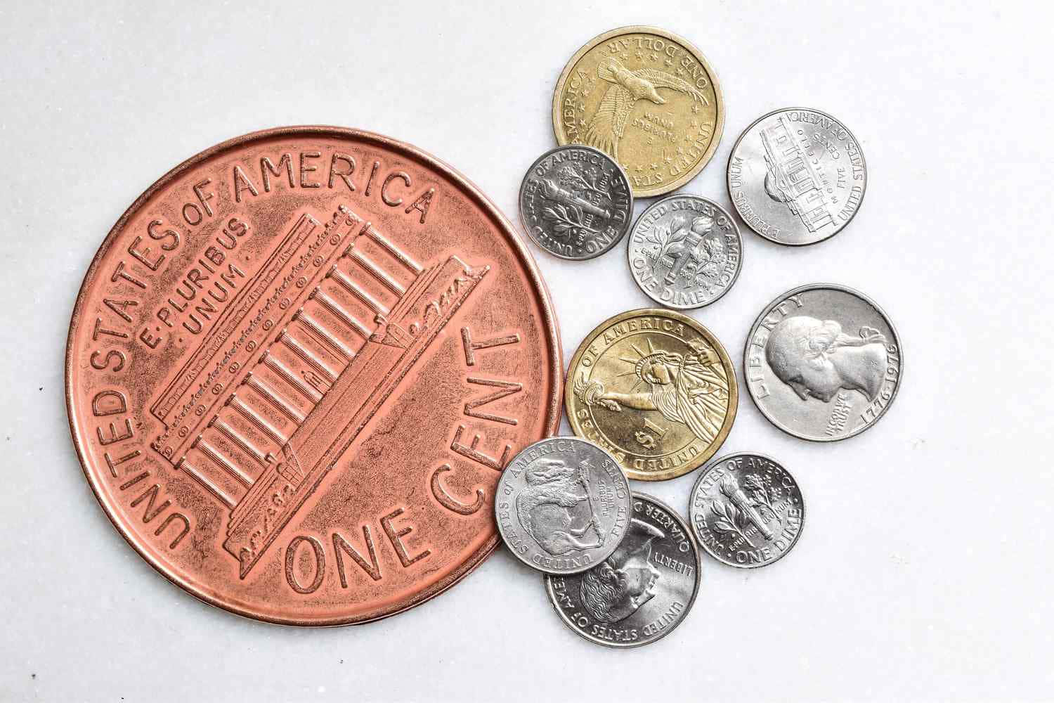 美國硬幣收藏，包括一個大便士和各種 quarter、dime 和 nickel。