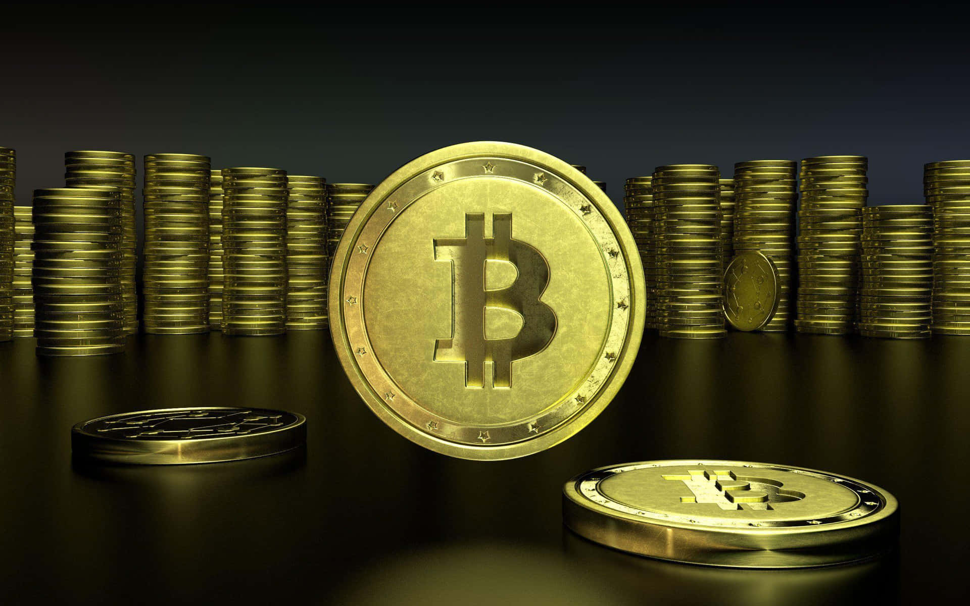 金色比特幣硬幣堆疊並散落在深色表面上。