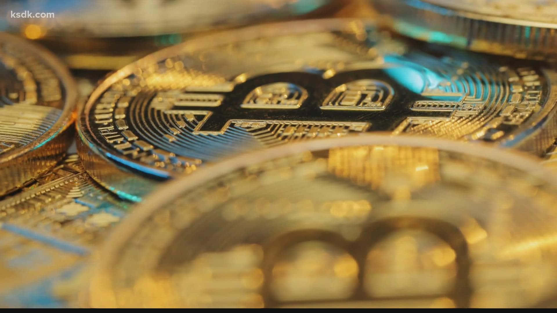 一堆帶有電路圖案的金色比特幣硬幣在暖光下發光。 — 比特幣 壁紙