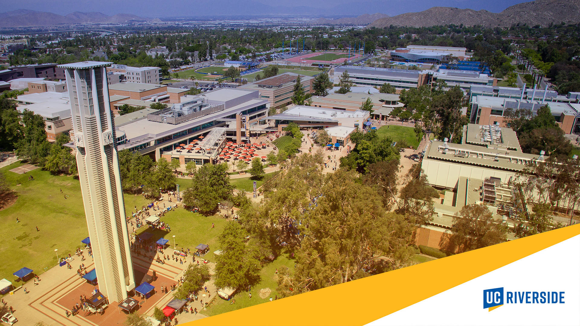 UC Riverside 校園的鳥瞰圖，學生和綠地在明亮陽光下。