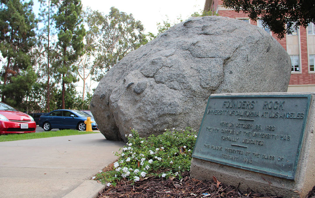 UCLA的Founders Rock，附有牌匾及周圍的校園綠化。