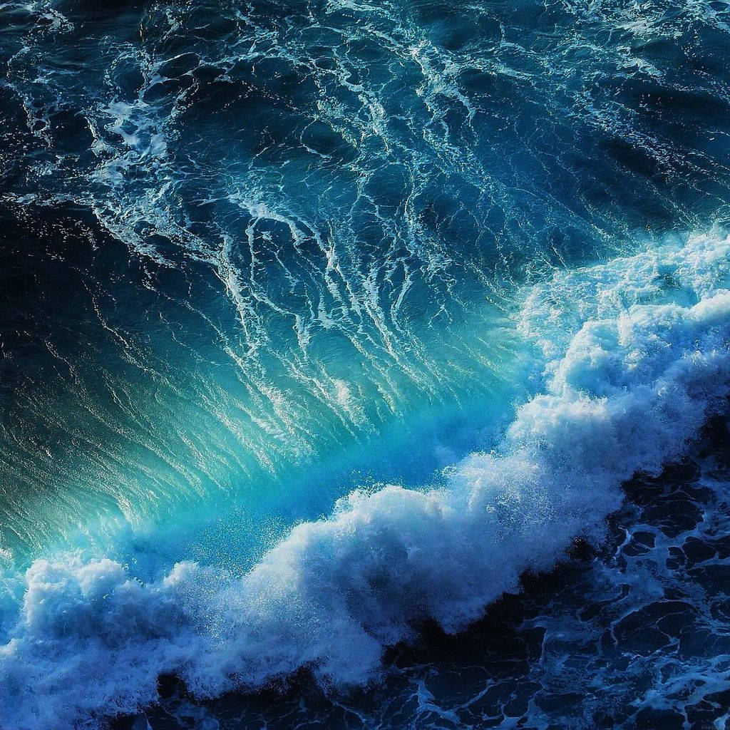 一道戲劇性的海浪，帶有藍綠色和深藍色的海水。