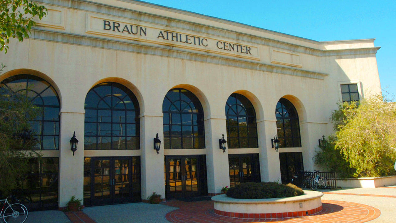 Braun Athletic Center建築，帶有拱形窗戶和磚砌步道。