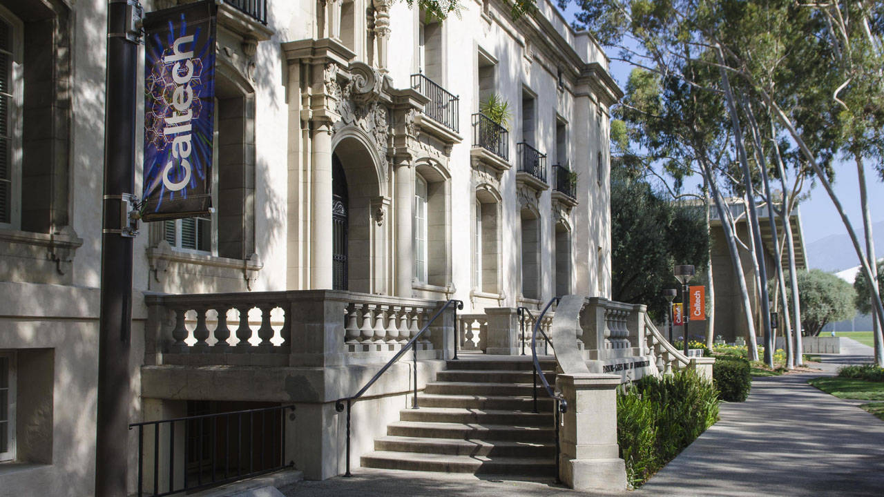 加州理工學院建築，在明亮陽光下展現石階梯和樹木