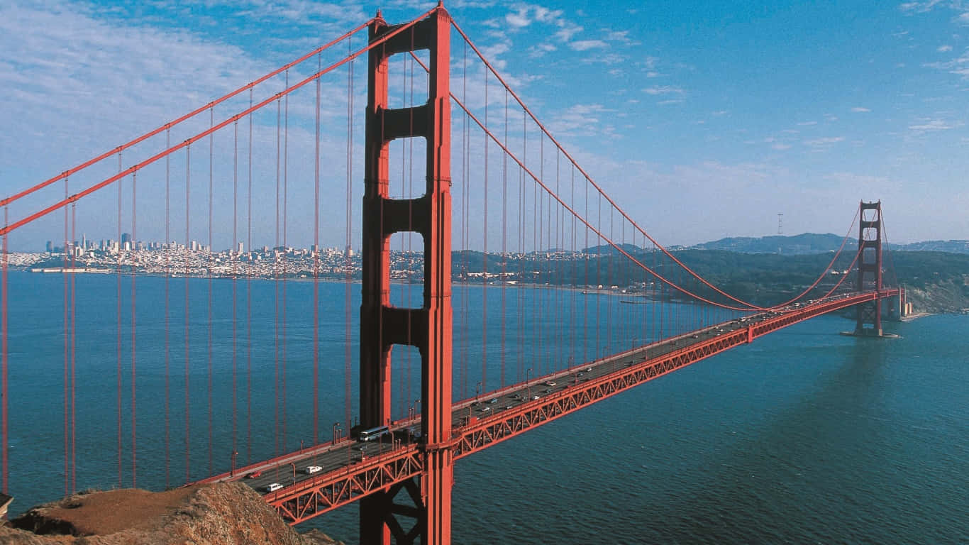 金門大橋橫跨海灣，背景是城市天際線