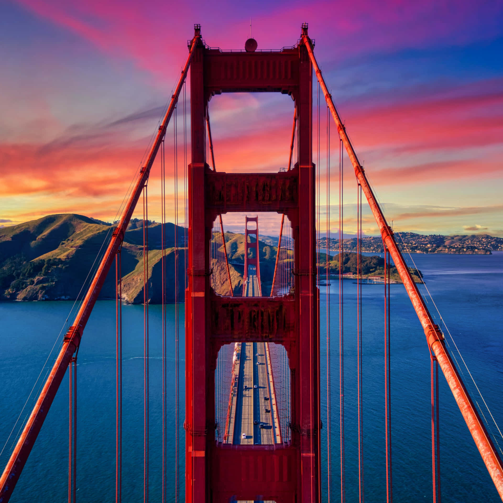 日落時的金門大橋，色彩繽紛的天空和藍色海水