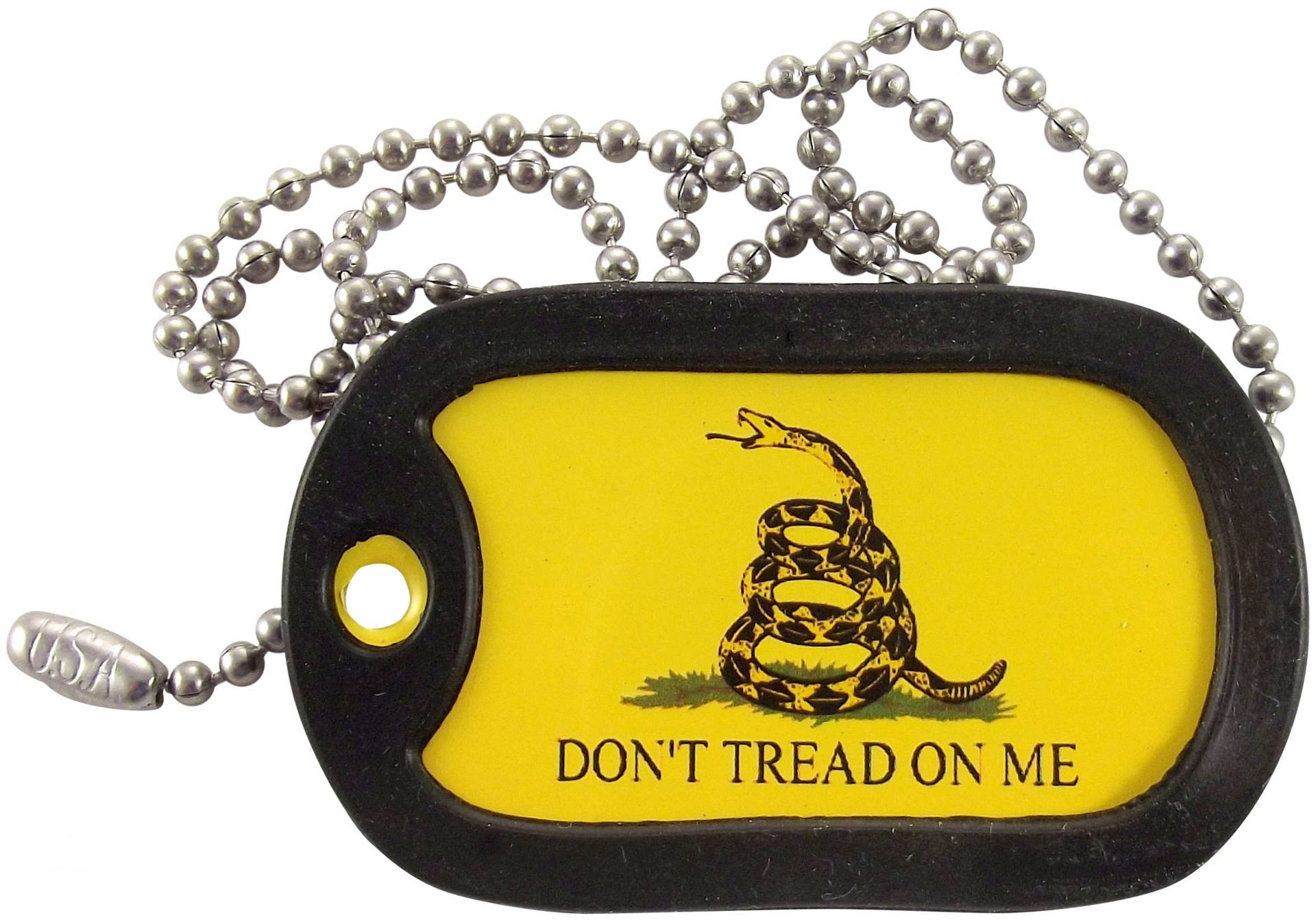黑色狗牌，黃色背景，顯示盤繞的蛇和文字 don't tread on me。