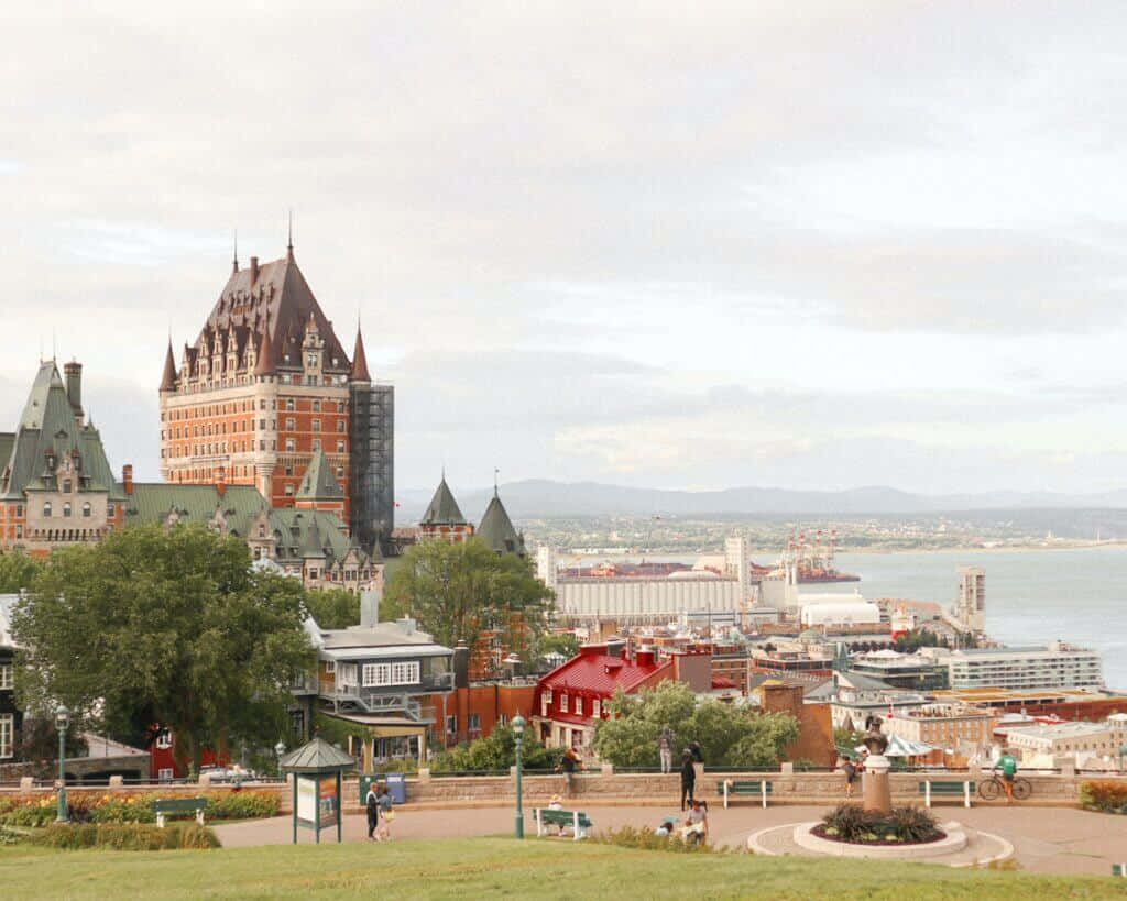魁北克市天際線，Château Frontenac 和河流在陰天之下。