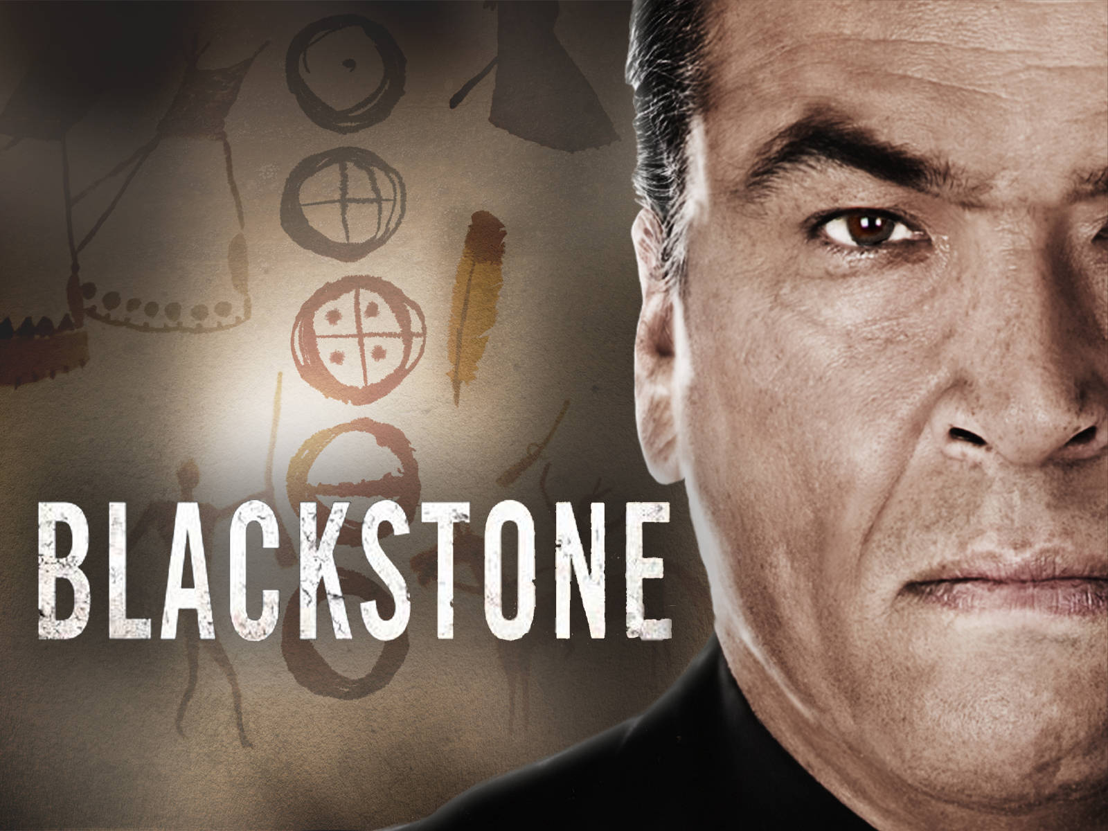 加拿大劇集《Blackstone》海報，艾瑞克·施威格主演 壁紙 — 一個嚴肅男人的臉部特寫，背後有古老的部落符號和粗體文字 BLACKSTONE。