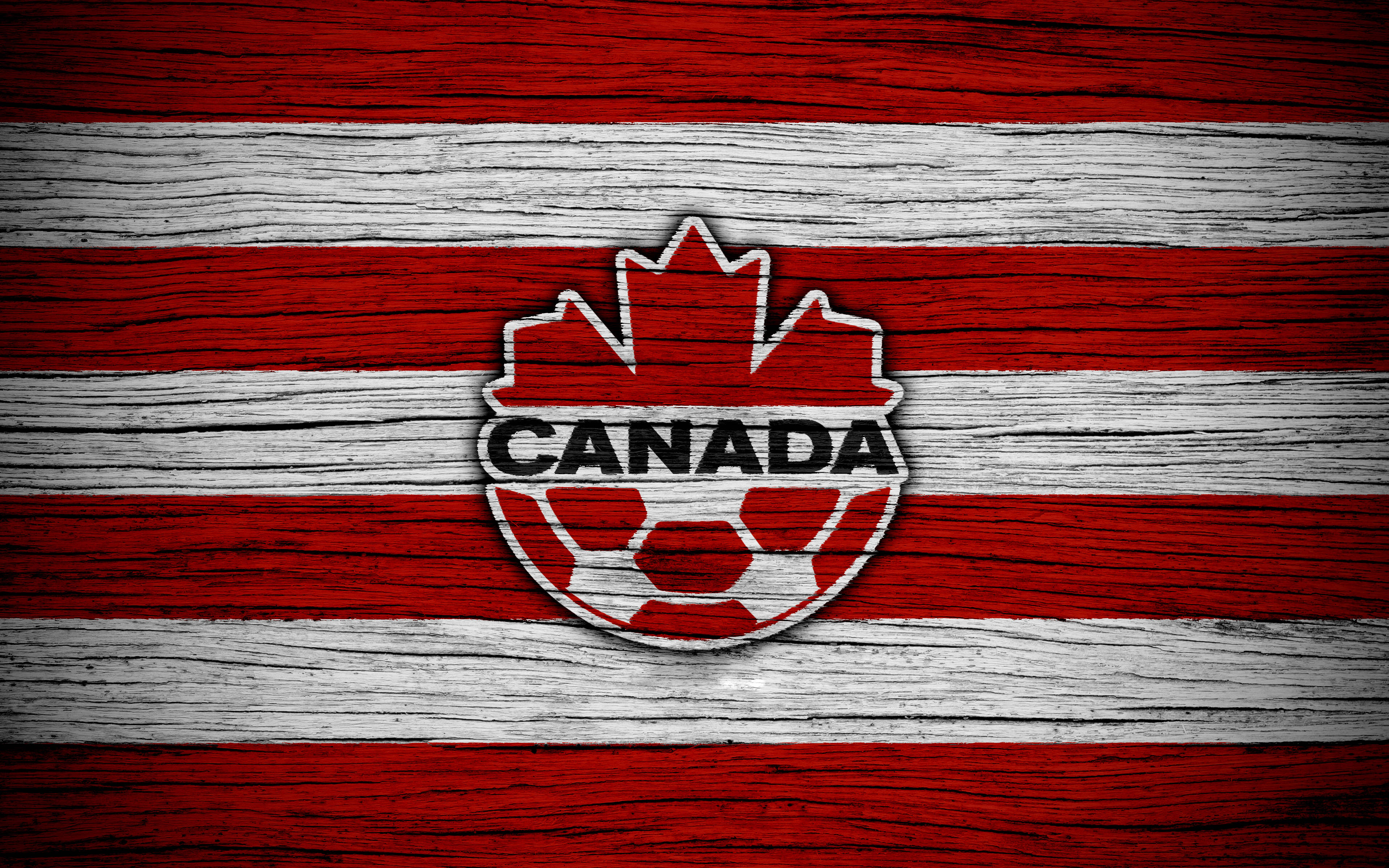 加拿大國家足球隊木質旗幟 壁紙 — 加拿大足球徽章，中央有楓葉和「CANADA」文字，背景為紅白條紋木紋。