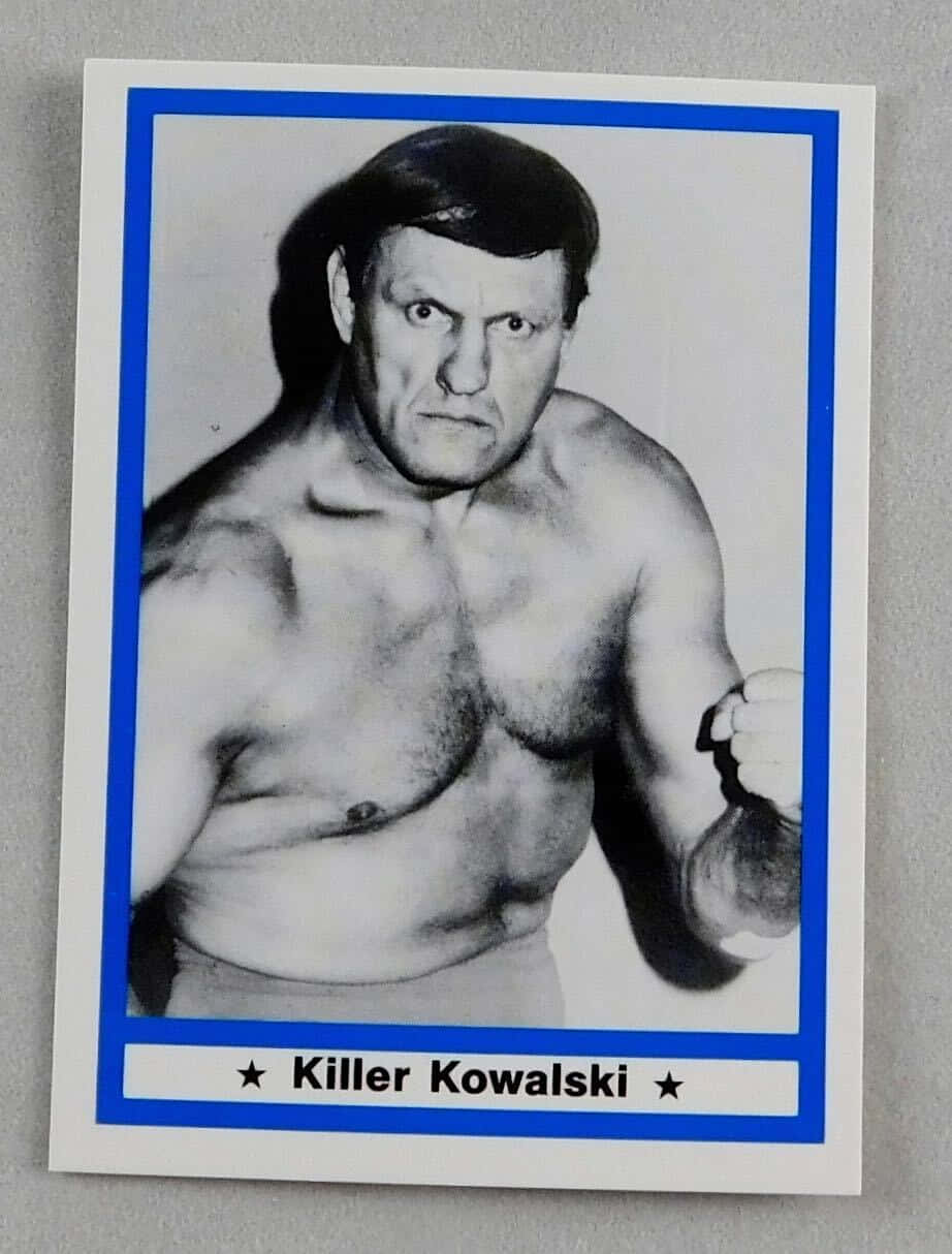 加拿大摔角手 Killer Kowalski 照片卡 壁紙 — 一張黑白摔角卡，展示Killer Kowalski兇猛表情和緊握拳頭。