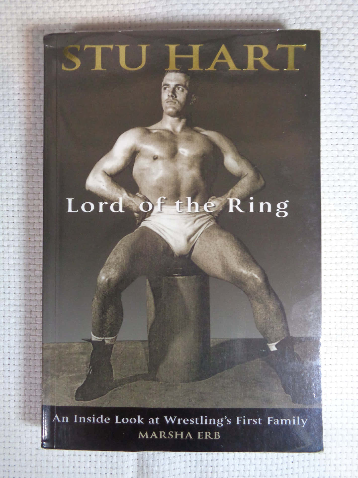 名為《Stu Hart Lord of the Ring》的書籍，展示一個穿著摔角短褲的肌肉男子。