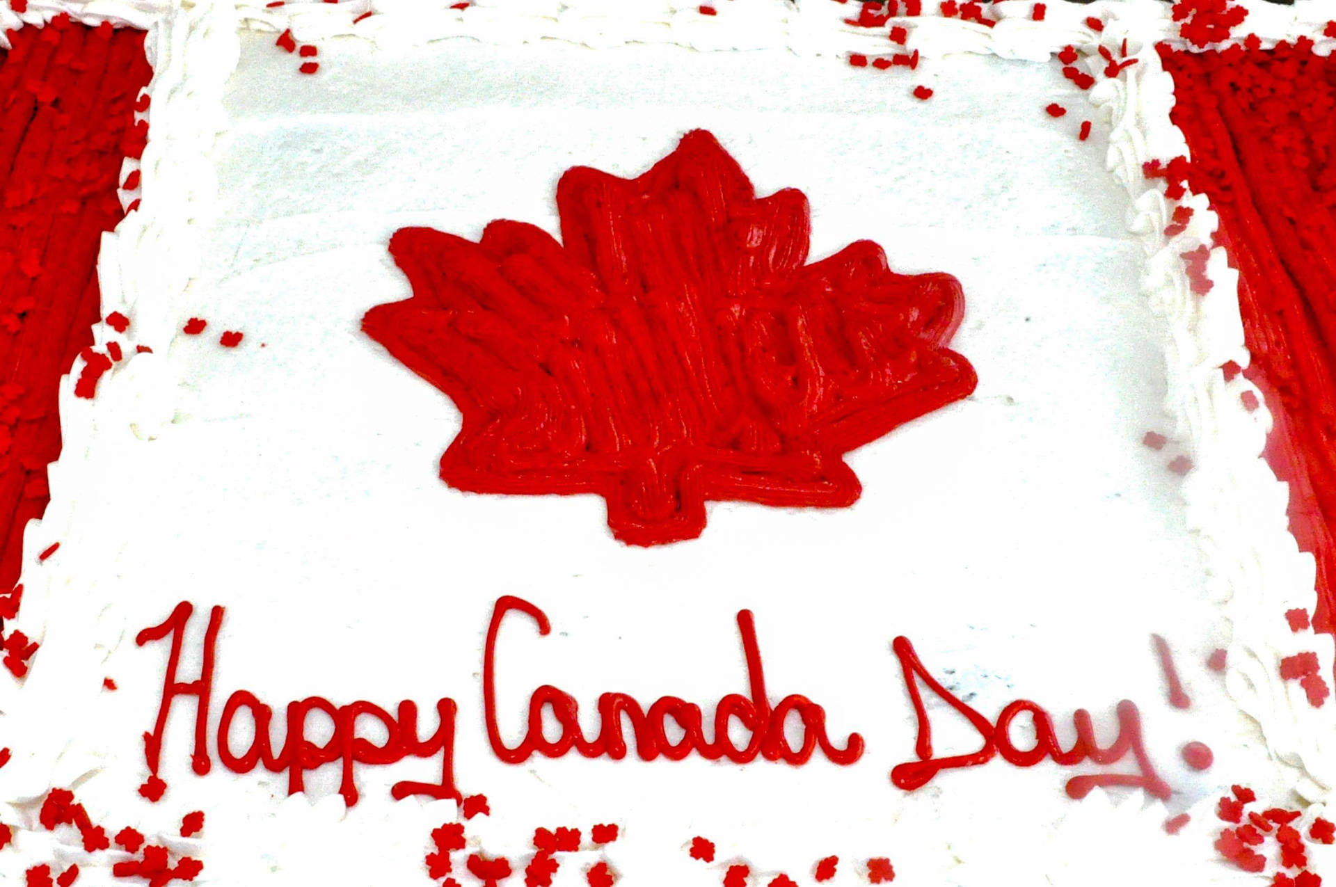 以加拿大國旗為主題的蛋糕，帶有紅色楓葉和Happy Canada Day訊息。