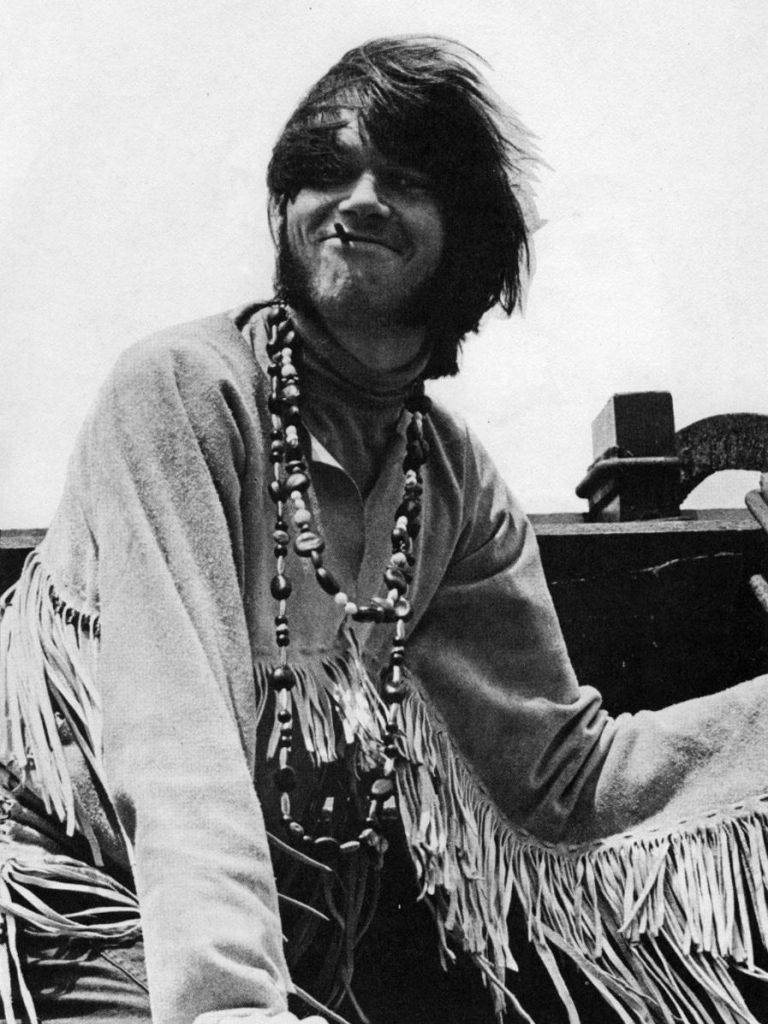 1970年代穿著流蘇襯衫和珠鏈微笑的男子