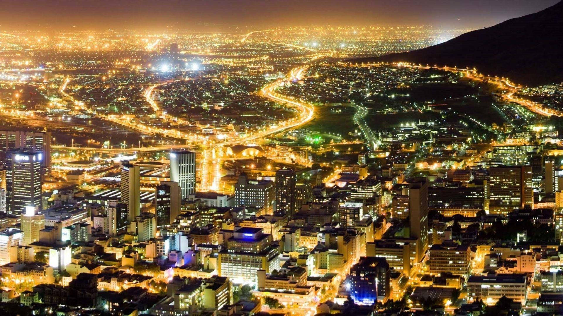加納阿克拉夜景 壁紙 — 夜晚廣闊城市的鳥瞰圖，街道和建築物在黑暗的天空下發光。