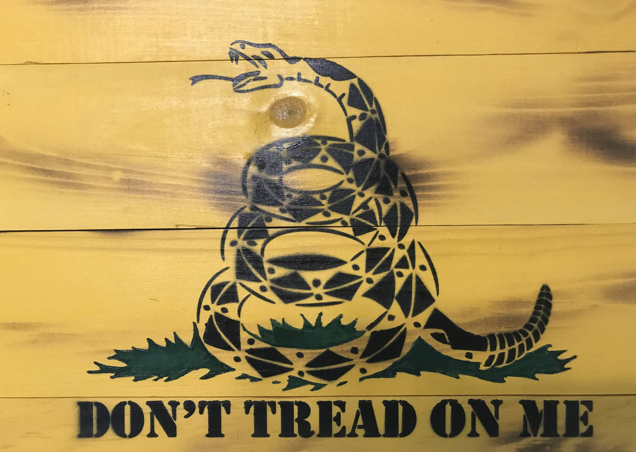 黃色木板上的黑色幾何響尾蛇，帶有「DON'T TREAD ON ME」文字。