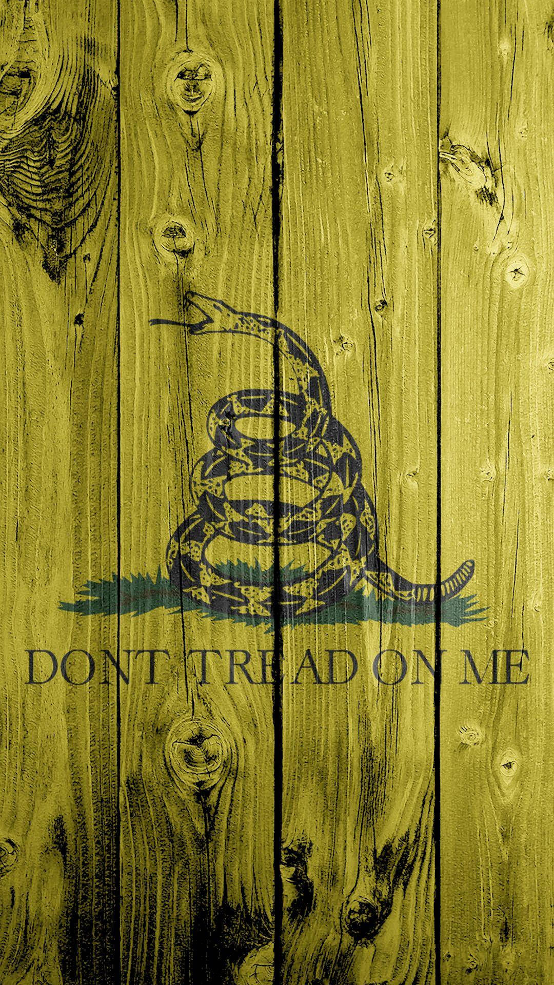 盤繞的響尾蛇，上面有'DON'T TREAD ON ME'繪在木板上。