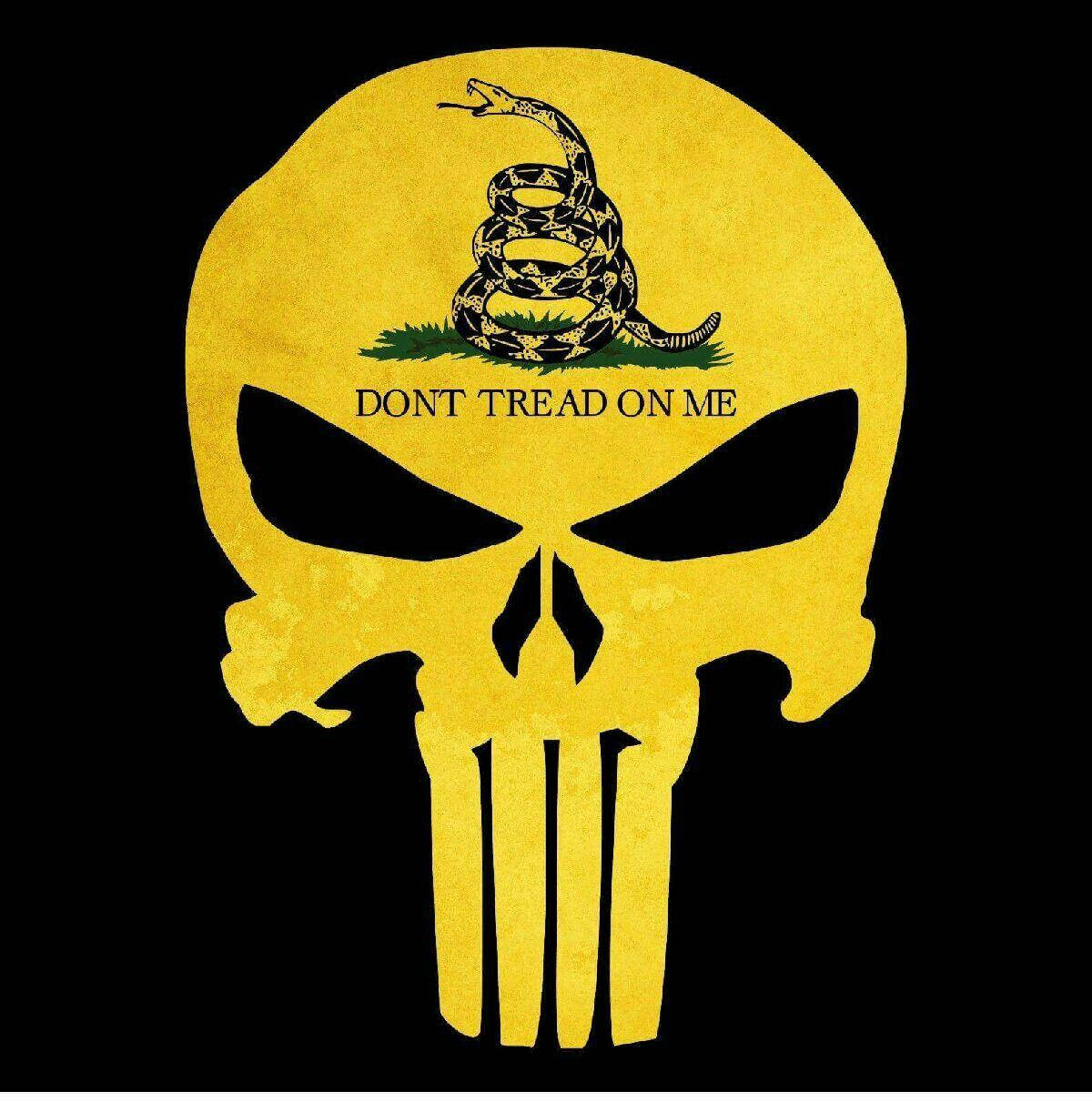 黃色骷髏，盤繞的蛇，以及黑色背景上的「DON'T TREAD ON ME」文字。