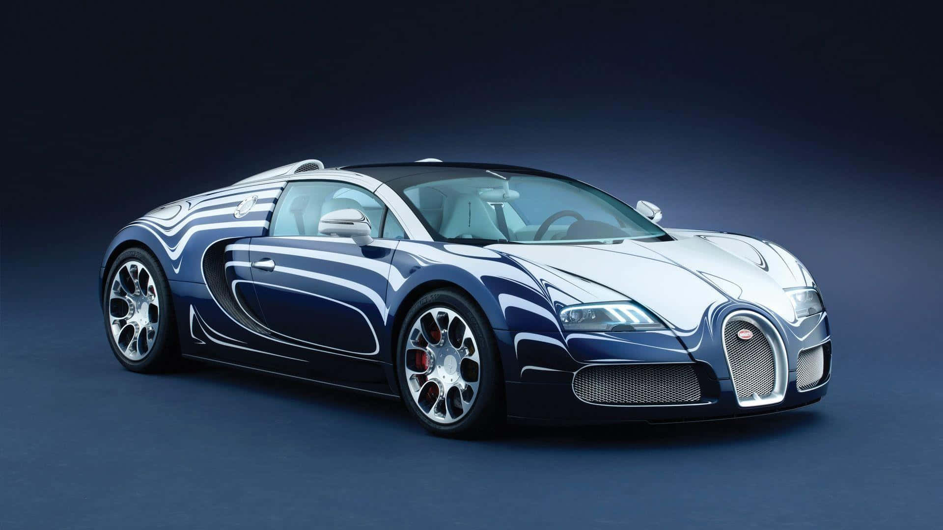 藍銀色Bugatti Veyron，帶白色條紋，在工作室燈光下。