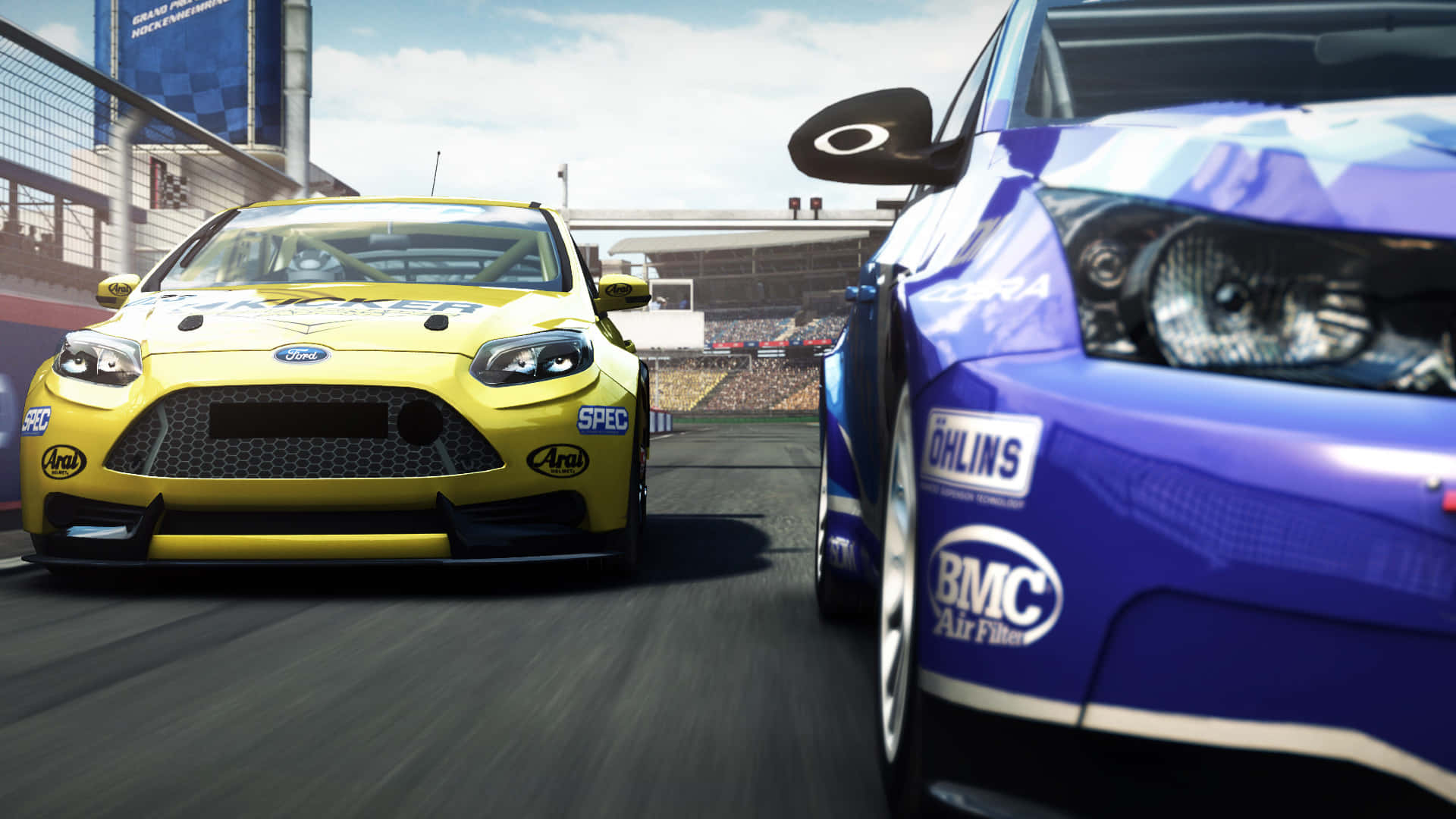 加速體驗《GRID Autosport》高清賽車 壁紙 — 兩輛賽車在陽光照耀的賽道上並肩競速，背景是模糊的動態和擠滿觀眾的看台。