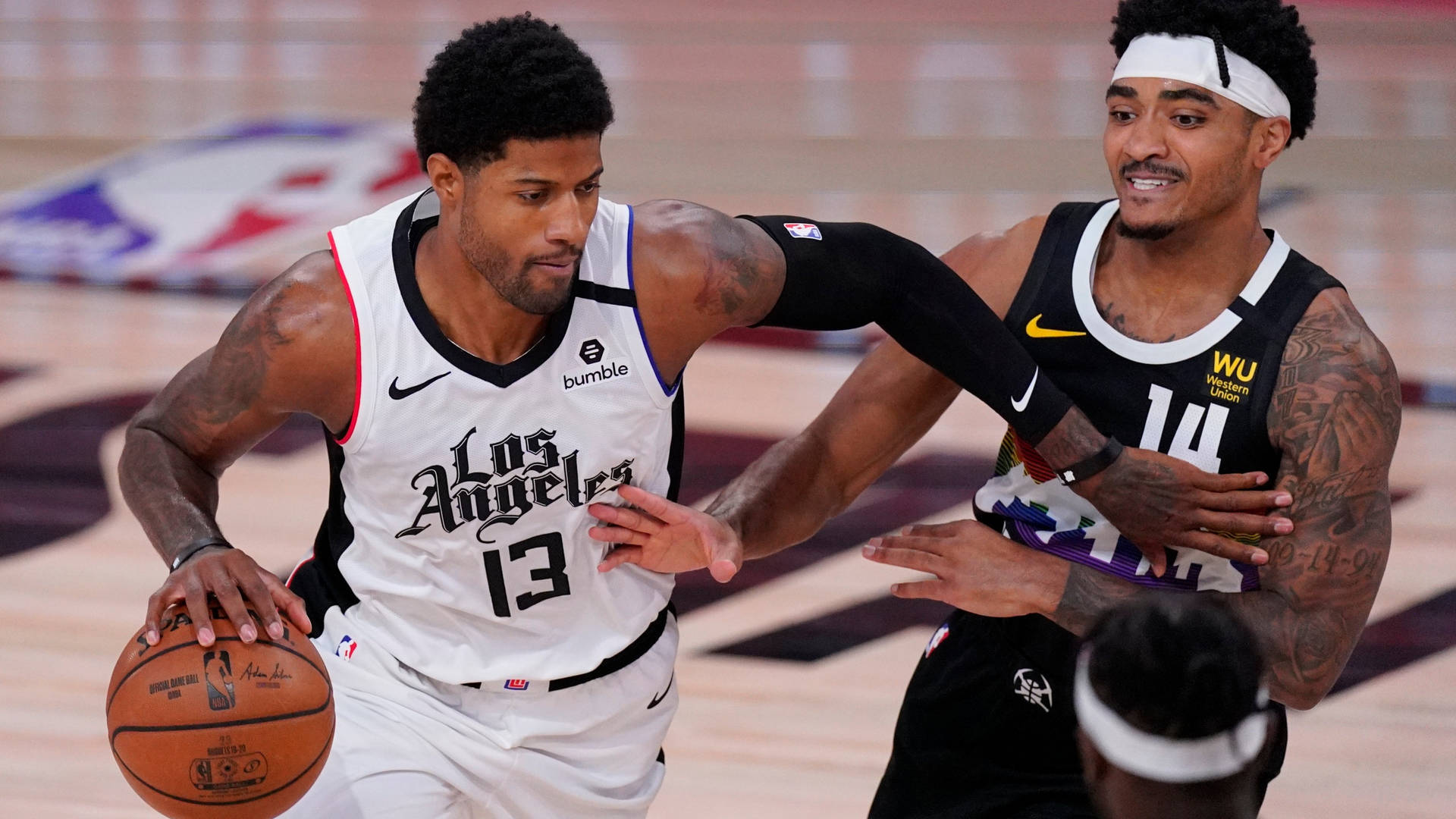 兩名NBA籃球運動員在比賽中