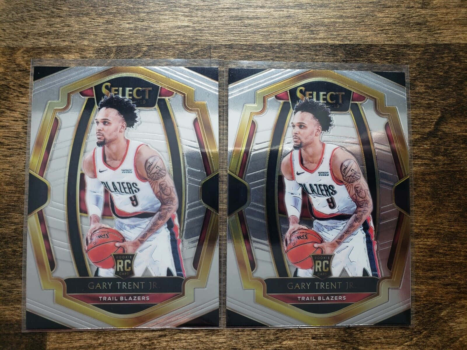 木桌上兩張Gary Trent Jr.籃球交易卡。